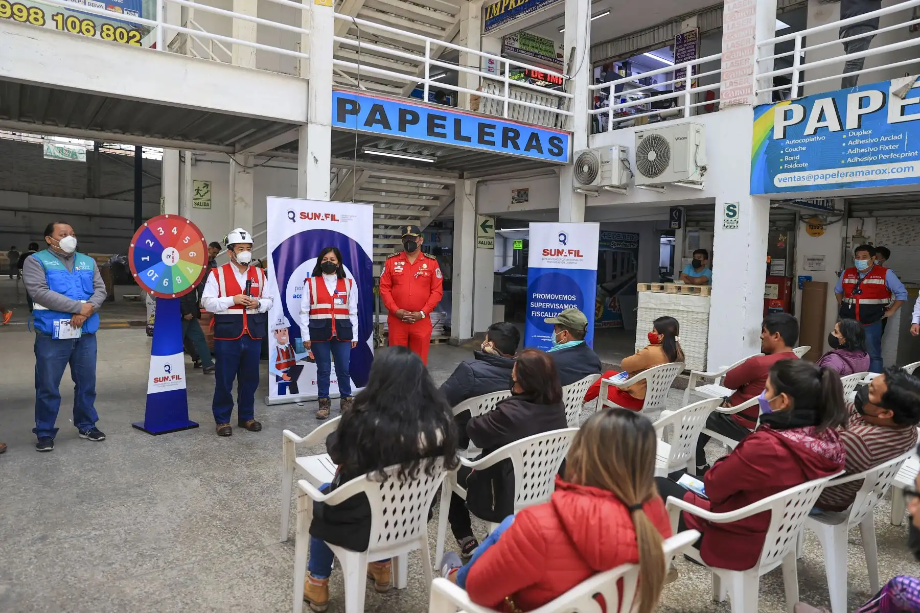 El equipo de Sunafil, encabezado por el superintendente, Víctor Loyola, en conjunto con los bomberos, la Dirección Regional de Salud y representantes de otras instituciones, realizaron una jornada de orientación y asistencia técnica destinada a comerciantes y emprendedores de la galería “Hermanos Guizado Unicentro” ubicada en el emporio comercial Las Malvinas, con el fin de evitar accidentes y que conozcan sus derechos laborales. Foto: ANDINA/Andrés Valle