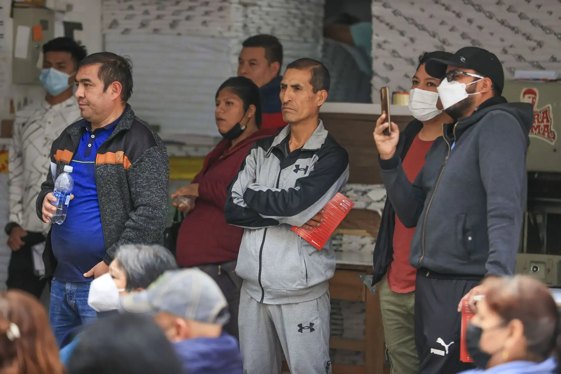 El equipo de Sunafil, encabezado por el superintendente, Víctor Loyola, en conjunto con los bomberos, la Dirección Regional de Salud y representantes de otras instituciones, realizaron una jornada de orientación y asistencia técnica destinada a comerciantes y emprendedores de la galería “Hermanos Guizado Unicentro” ubicada en el emporio comercial Las Malvinas, con el fin de evitar accidentes y que conozcan sus derechos laborales. Foto: ANDINA/Andrés Valle