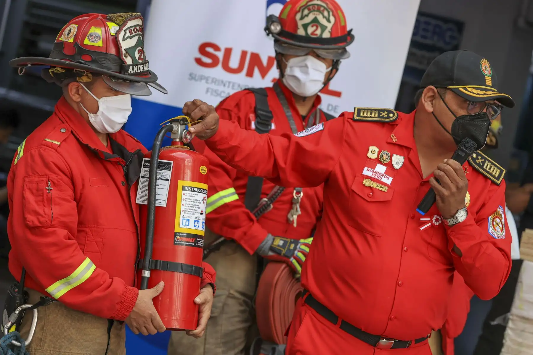 El equipo de Sunafil, encabezado por el superintendente, Víctor Loyola, en conjunto con los bomberos, la Dirección Regional de Salud y representantes de otras instituciones, realizaron una jornada de orientación y asistencia técnica destinada a comerciantes y emprendedores de la galería “Hermanos Guizado Unicentro” ubicada en el emporio comercial Las Malvinas, con el fin de evitar accidentes y que conozcan sus derechos laborales. Foto: ANDINA/Andrés Valle