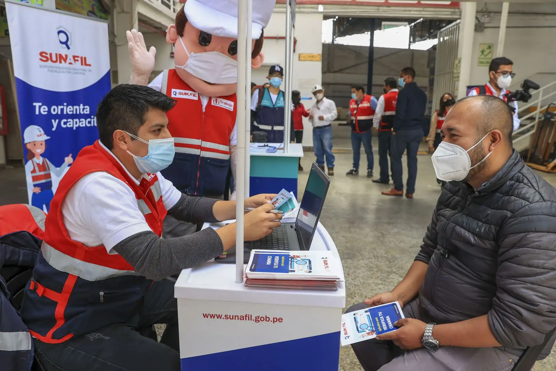 El equipo de Sunafil, encabezado por el superintendente, Víctor Loyola, en conjunto con los bomberos, la Dirección Regional de Salud y representantes de otras instituciones, realizaron una jornada de orientación y asistencia técnica destinada a comerciantes y emprendedores de la galería “Hermanos Guizado Unicentro” ubicada en el emporio comercial Las Malvinas, con el fin de evitar accidentes y que conozcan sus derechos laborales. Foto: ANDINA/Andrés Valle