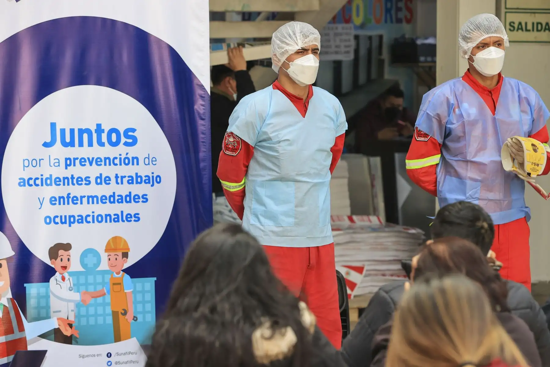 El equipo de Sunafil, encabezado por el superintendente, Víctor Loyola, en conjunto con los bomberos, la Dirección Regional de Salud y representantes de otras instituciones, realizaron una jornada de orientación y asistencia técnica destinada a comerciantes y emprendedores de la galería “Hermanos Guizado Unicentro” ubicada en el emporio comercial Las Malvinas, con el fin de evitar accidentes y que conozcan sus derechos laborales. Foto: ANDINA/Andrés Valle
