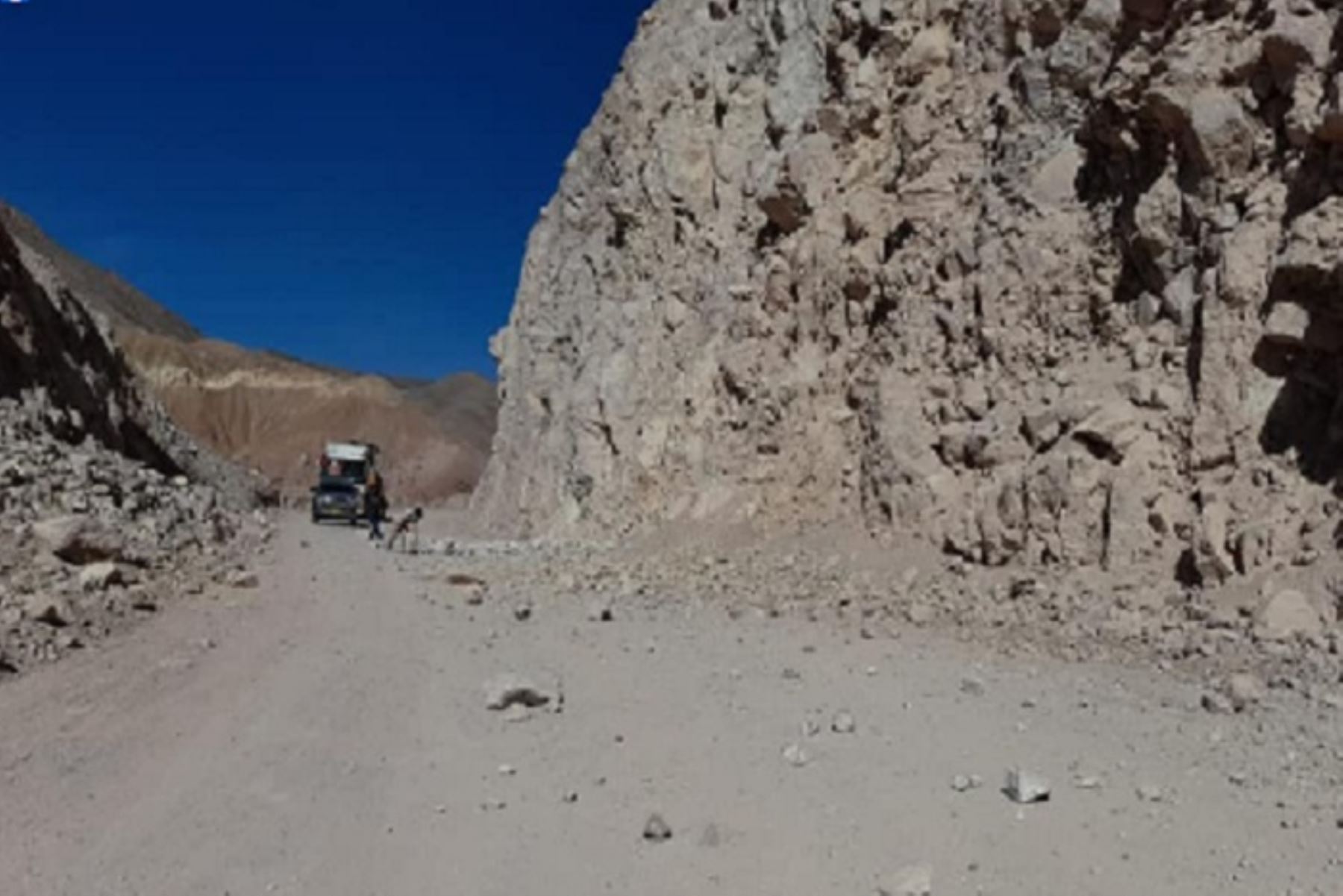 El sismo y posteriores réplicas ocasionaron derrumbes y caídas de rocas sobre las carreteras de Moquegua. Foto: ANDINA/difusión.