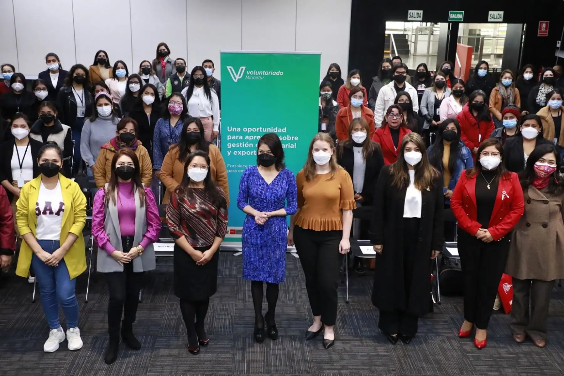 Grupo de estudiantes voluntarios que apoyarán el desarrollo productivo y exportador de las empresas del conglomerado textil y de confecciones de Gamarra. Foto: cortesía.