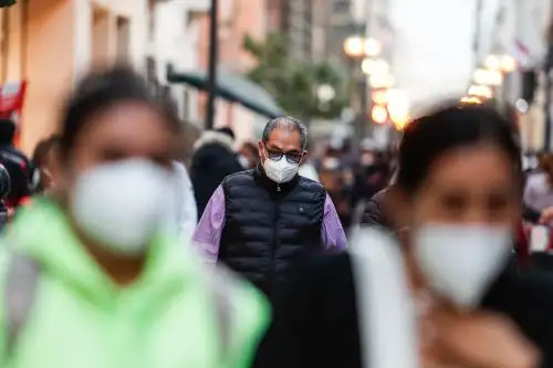 Minsa propondrá al Consejo de Ministros que, por temporada navideña, se vuelva a usar mascarillas en espacios donde hay gran concentración de personas. Foto: ANDINA/Renato Pajuelo