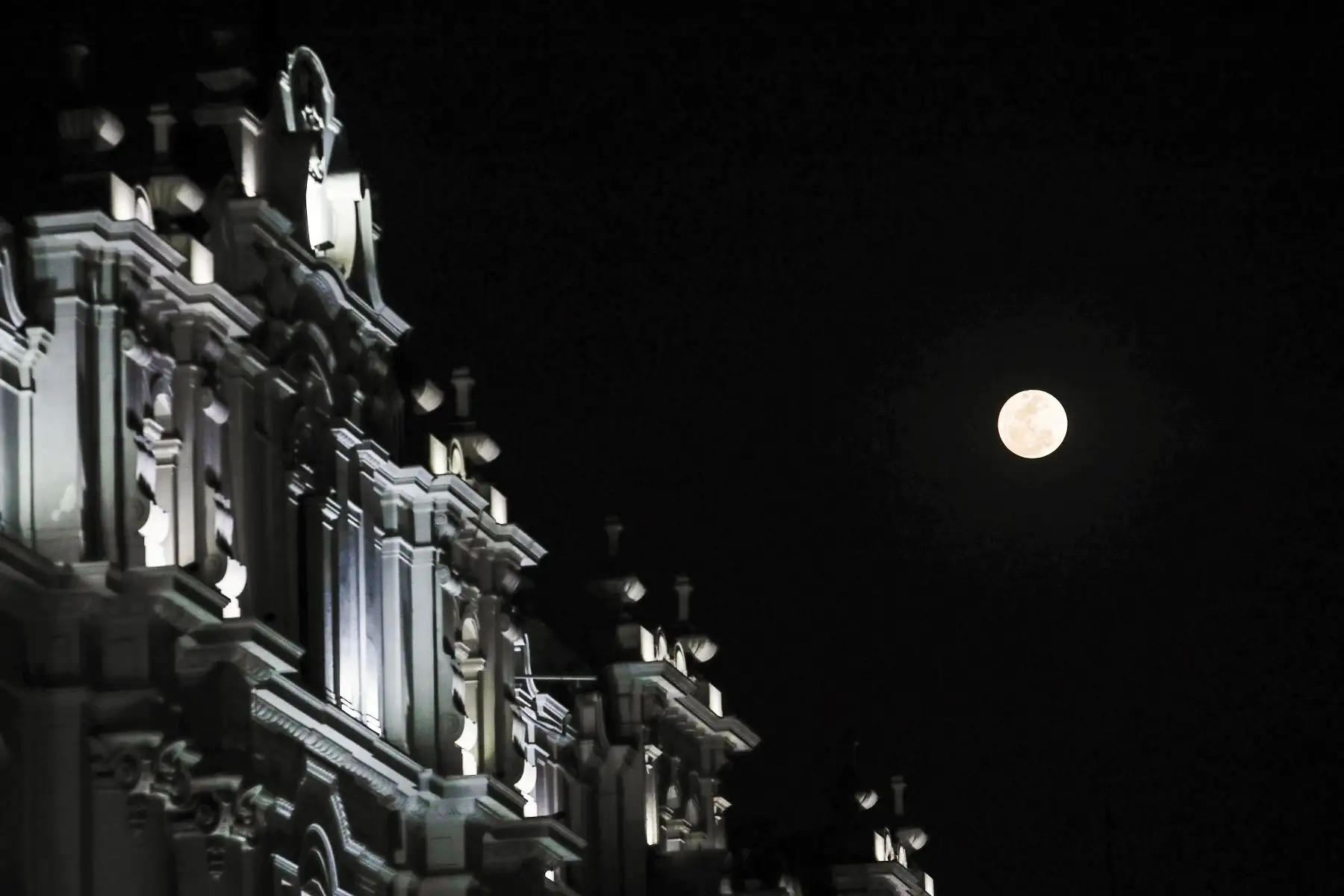 Lima 13 Julio 2022. Esta noche, la luna llena está más cerca a la Tierra que en otra fecha del año, la luna llena de julio será la más grande de todo el 2022. Foto: ANDINA/Renato Pajuelo