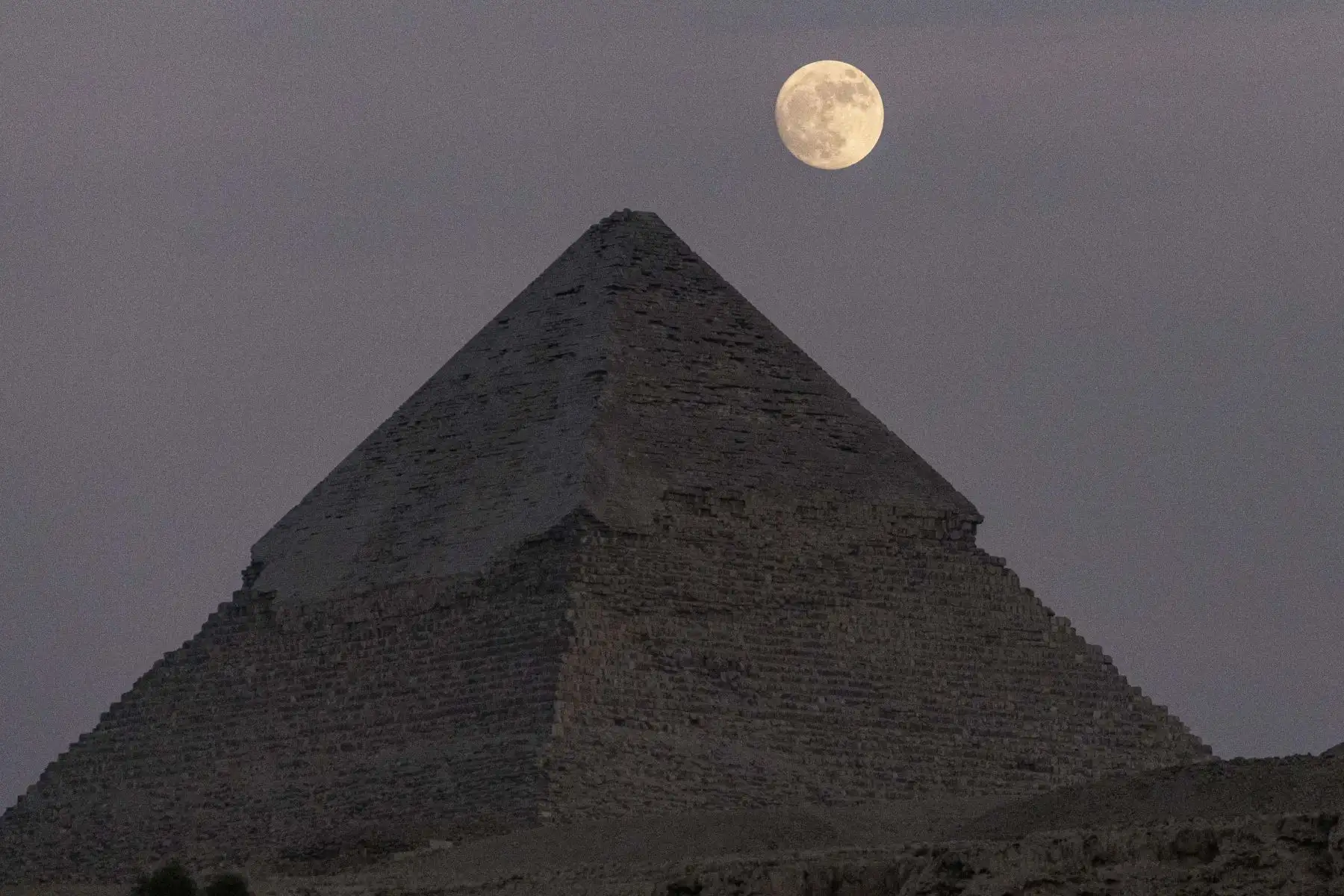 La Superluna se eleva sobre la Pirámide de Khafre (Chephren) en la necrópolis de las Pirámides de Giza en las afueras del suroeste de la capital egipcia. Foto: AFP