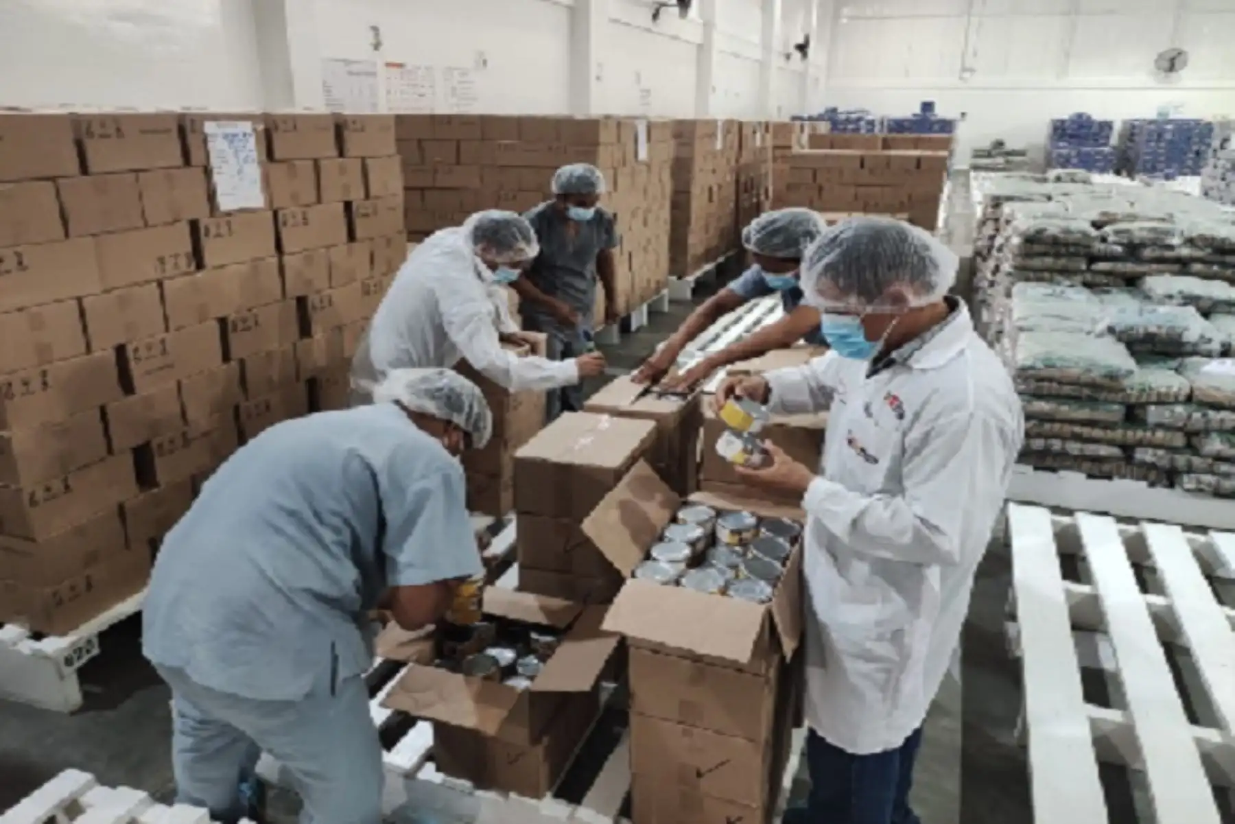 Qali Warma activó sus protocolos ante una denuncia sobre el presunto hallazgo de una materia extraña en el interior de una conserva de pollo. ANDINA/Archivo