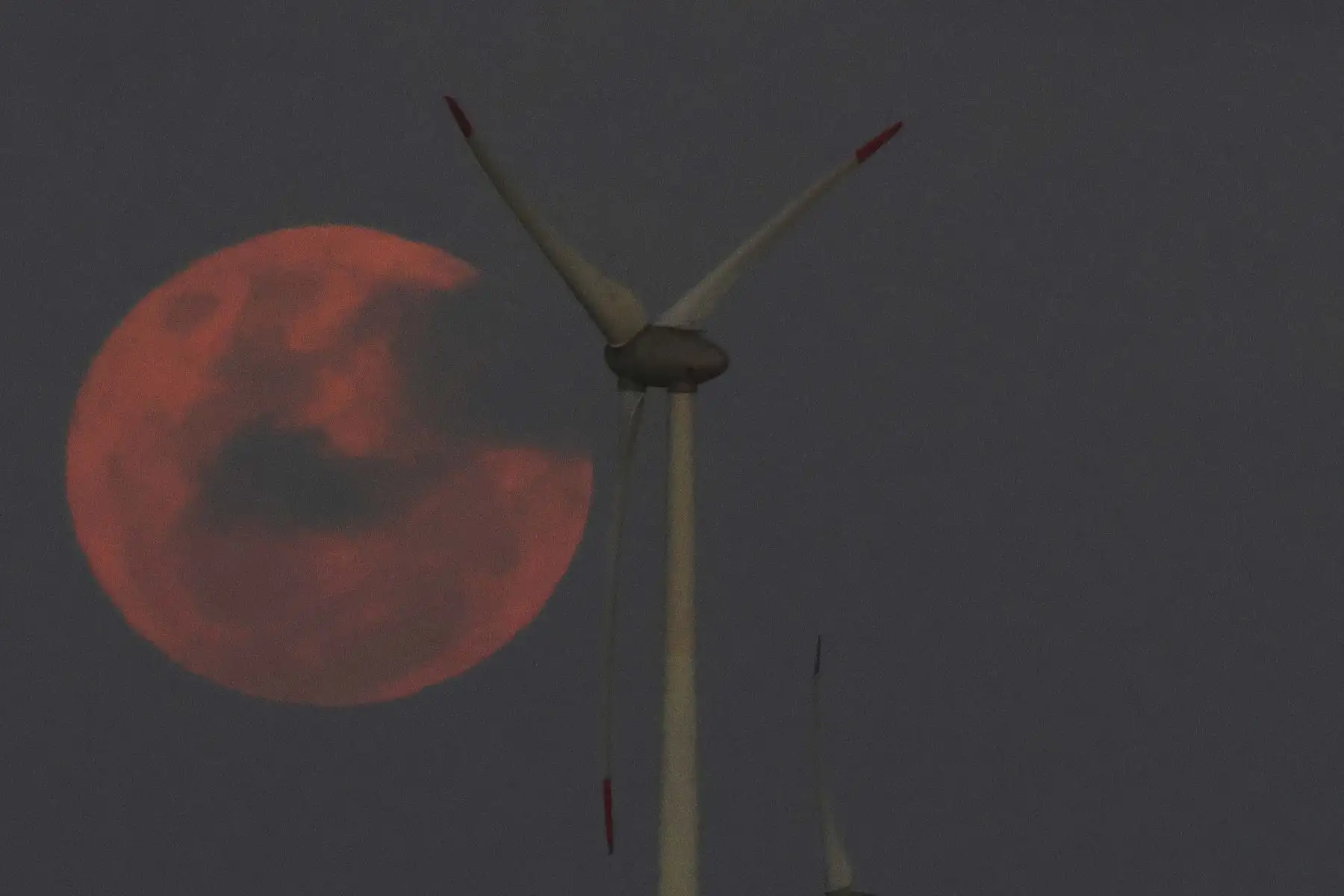La luna llena se eleva sobre el parque eólico de Osorio en el estado de Rio Grande do Sul, Brasil. Foto: AFP
