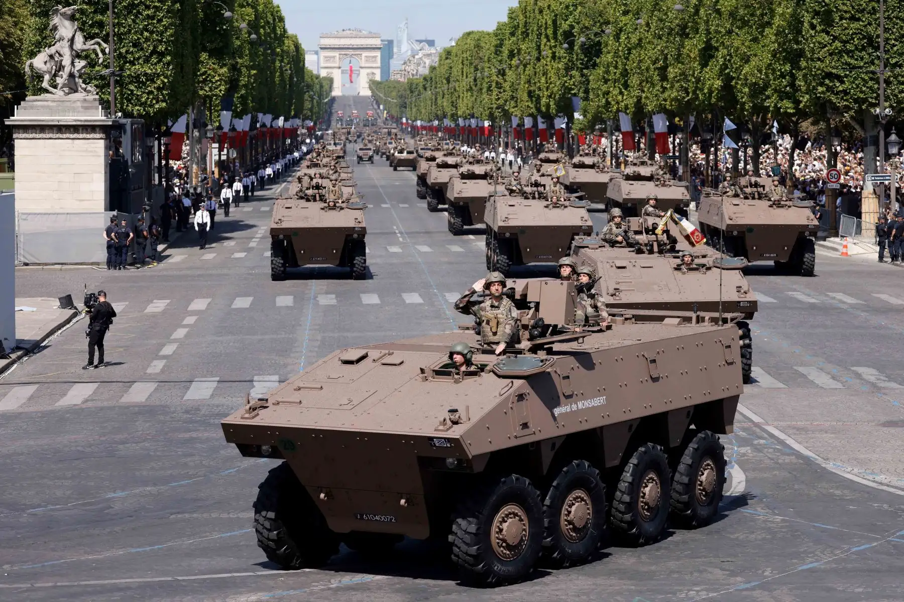Militares franceses conducen vehículos blindados de combate de infantería durante el desfile militar del Día de la Bastilla en la avenida de los Campos Elíseos en París. Foto: AFP