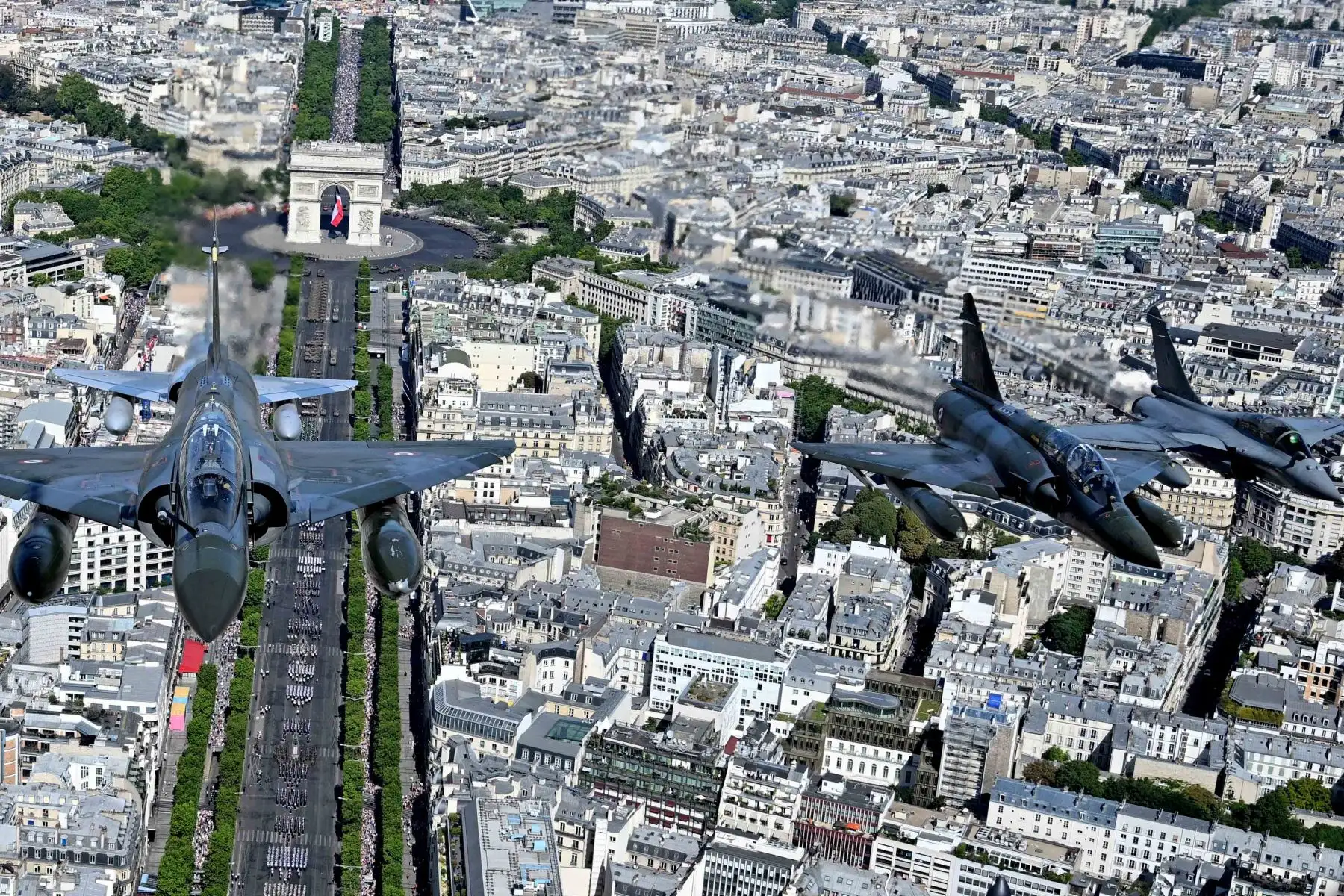 Aviones de combate Mirage 2000 realizan un sobrevuelo durante el desfile militar del Día de la Bastilla sobre la avenida de los Campos Elíseos en París. Foto: AFP