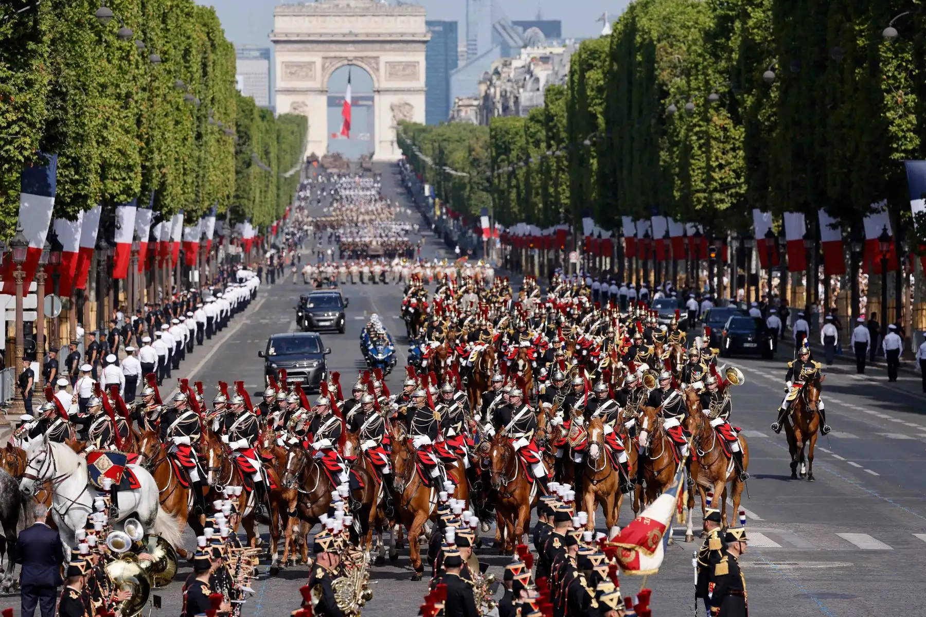 La Guardia Republicana Francesa marcha durante el desfile militar del Día de la Bastilla en la avenida de los Campos Elíseos en París. Foto: AFP