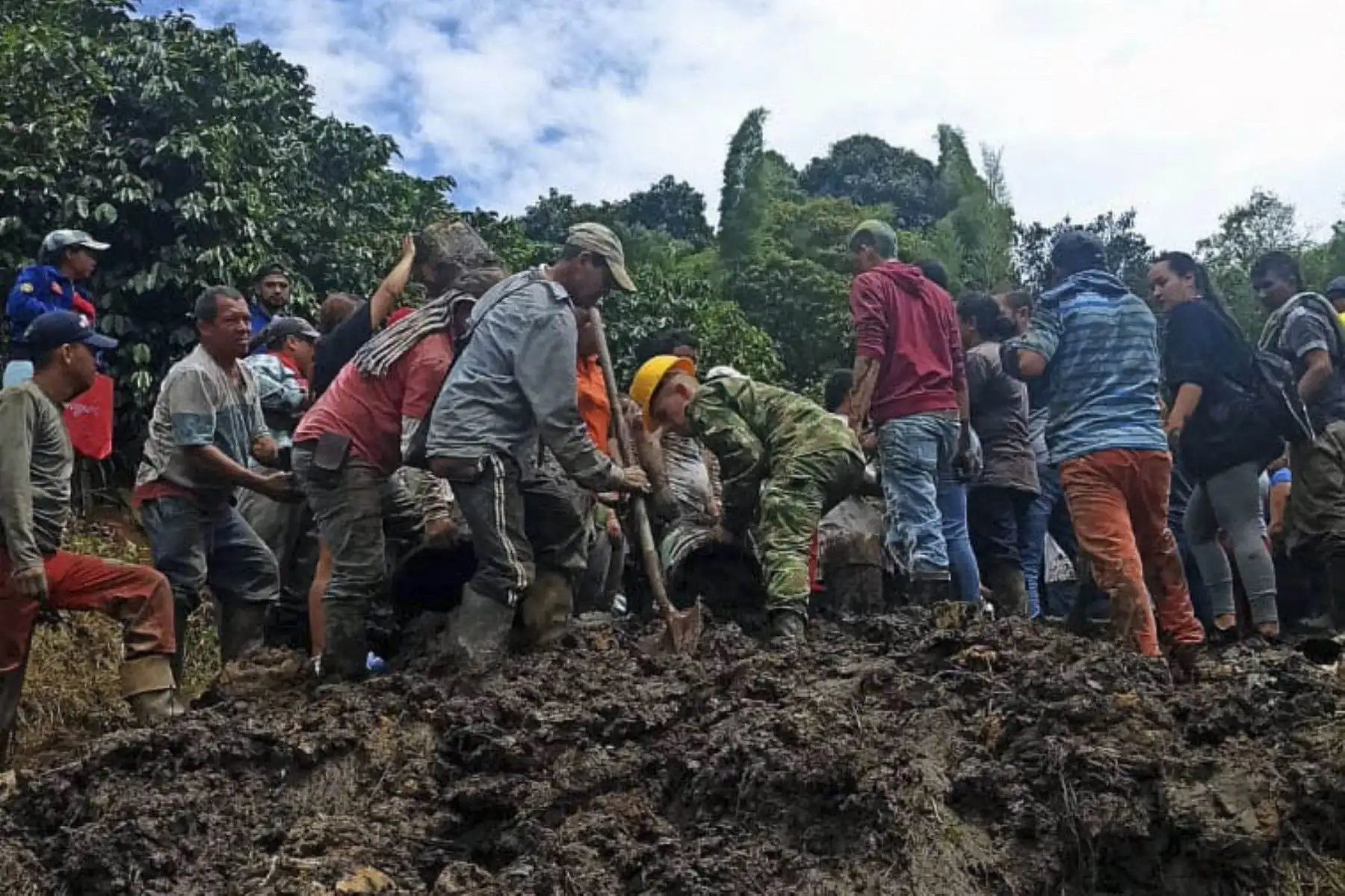 Los lugareños y los equipos de rescate intentan rescatar a los niños atrapados en una escuela después de un deslizamiento de tierra cerca del municipio de Andes, departamento de Antioquia, Colombia. Foto: AFP