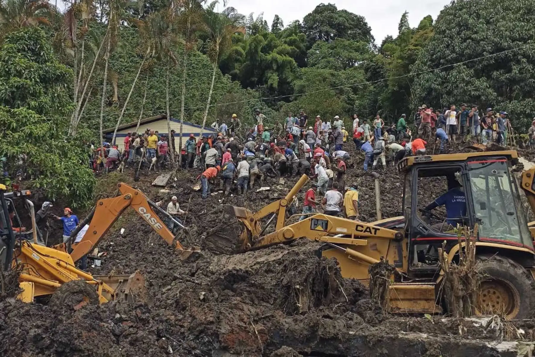 Los lugareños y los equipos de rescate intentan rescatar a los niños atrapados en una escuela después de un deslizamiento de tierra cerca del municipio de Andes, departamento de Antioquia, Colombia. Foto: AFP