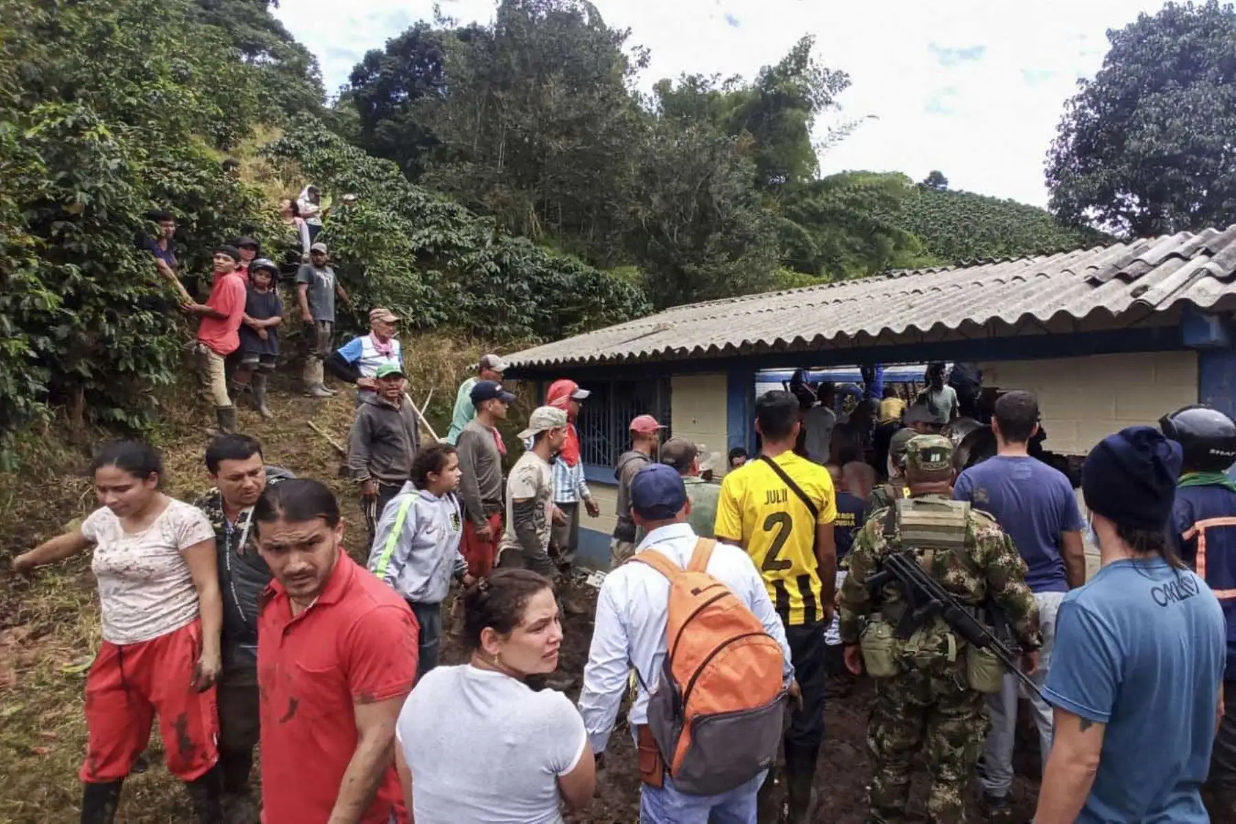 Los lugareños y los equipos de rescate intentan rescatar a los niños atrapados en una escuela después de un deslizamiento de tierra cerca del municipio de Andes, departamento de Antioquia, Colombia. Foto: AFP
