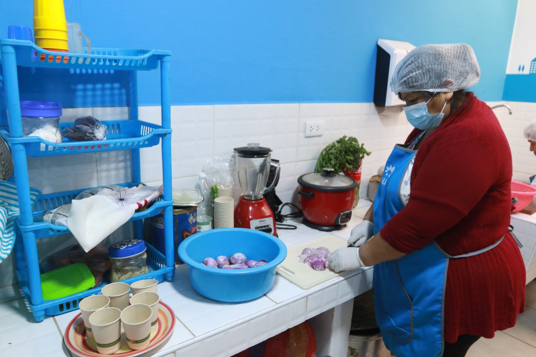 Preparación de alimentos en un Comedor popular. Foto: ANDINA/Héctor Vinces.