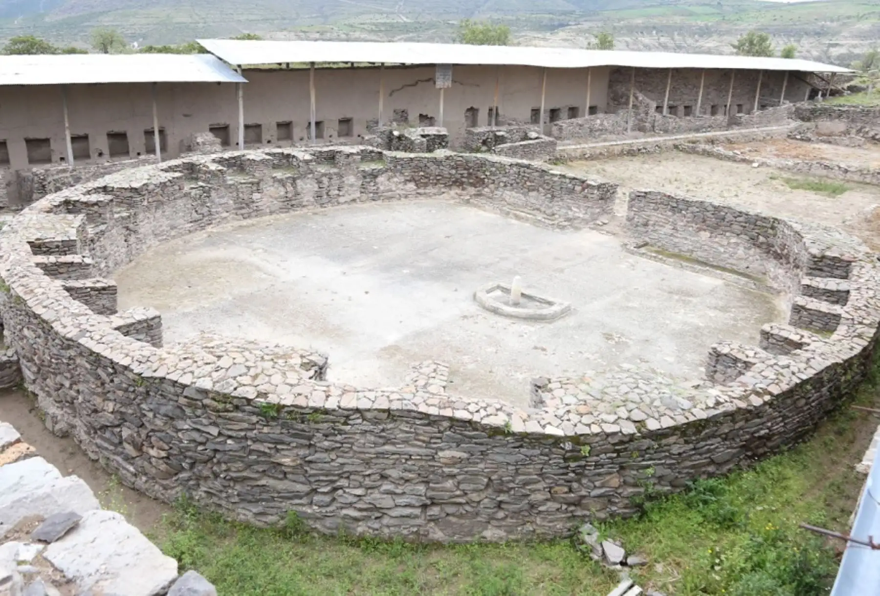 Complejo arqueológico preinca de Wari, capital de la cultura del mismo nombre, que habría albergado una población de 55,000 habitantes. Otro sitio arqueológico es Tablapampa, perteneciente a la cultura preinca Huarpa.