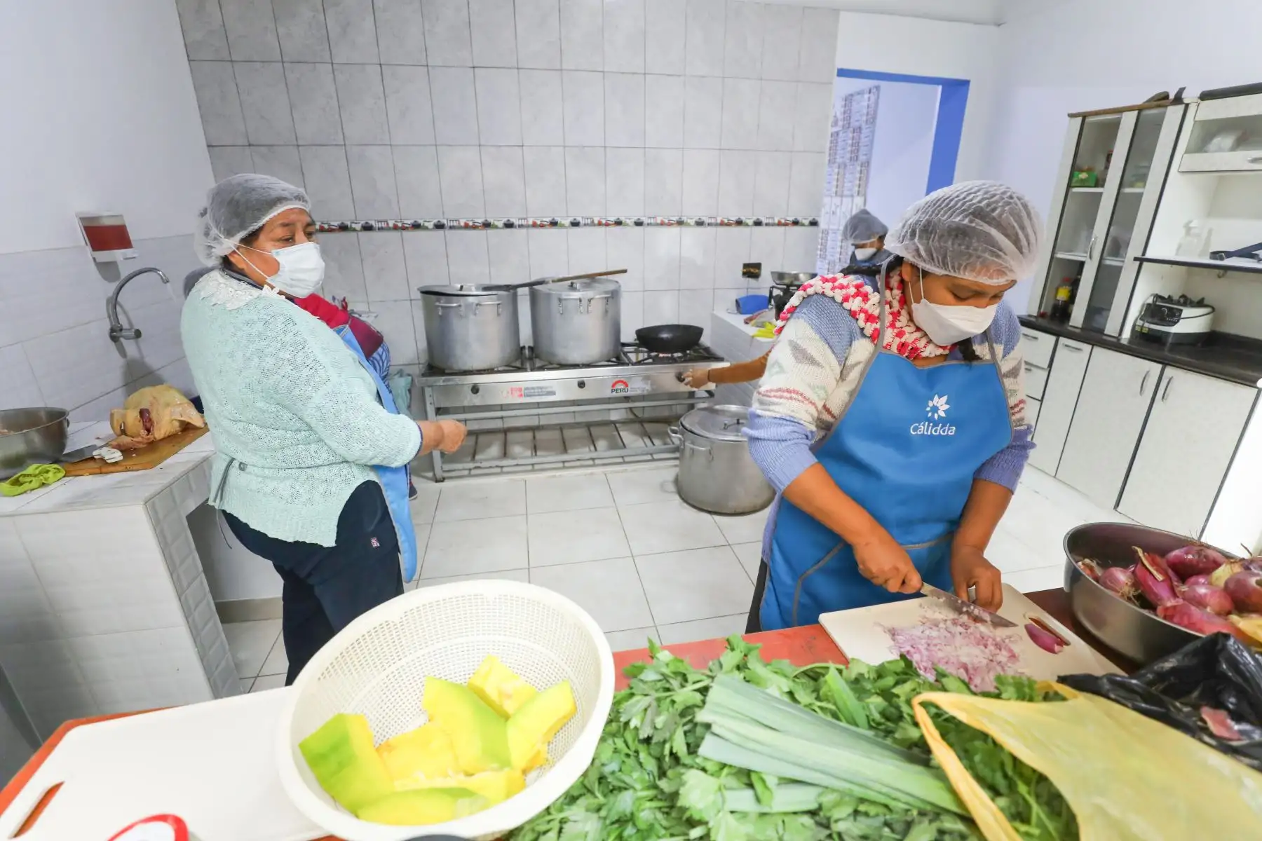 La titular del Ministerio de Desarrollo e Inclusión Social (Midis), Dina Ercilia Boluarte Zegarra, visitó el comedor popular Unión Barrios Altos, en el distrito de Carabayllo, junto a representantes de la empresa Cálidda, a fin de continuar articulando acciones a favor de los comedores populares, con apoyo del sector privado. 
Foto: ANDINA/MIDIS