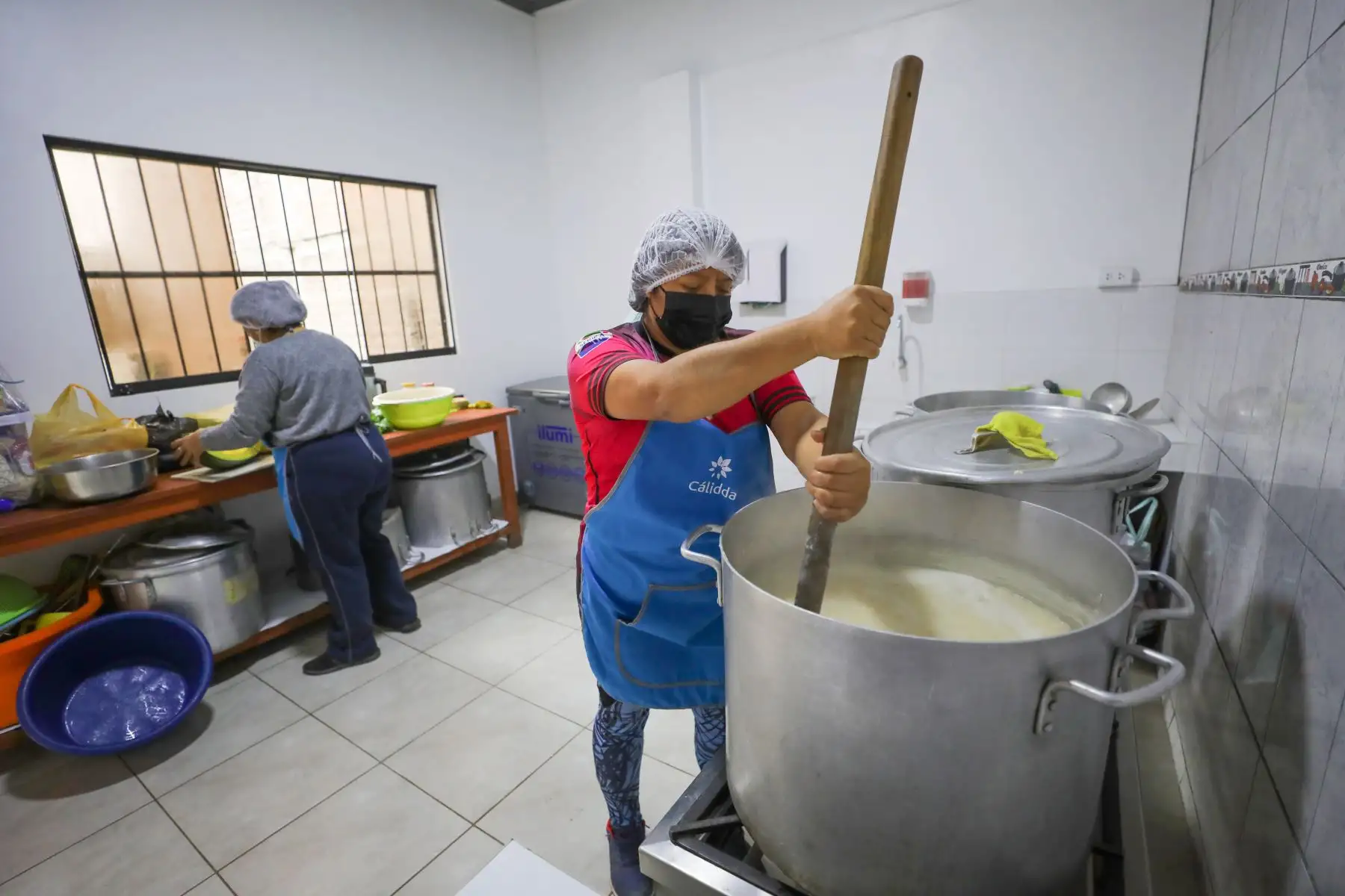 La titular del Ministerio de Desarrollo e Inclusión Social (Midis), Dina Ercilia Boluarte Zegarra, visitó el comedor popular Unión Barrios Altos, en el distrito de Carabayllo, junto a representantes de la empresa Cálidda, a fin de continuar articulando acciones a favor de los comedores populares, con apoyo del sector privado. 
Foto: ANDINA/MIDIS