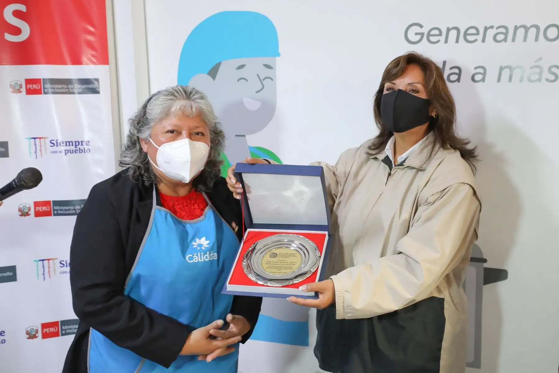 La titular del Ministerio de Desarrollo e Inclusión Social (Midis), Dina Ercilia Boluarte Zegarra, visitó el comedor popular Unión Barrios Altos, en el distrito de Carabayllo, junto a representantes de la empresa Cálidda, a fin de continuar articulando acciones a favor de los comedores populares, con apoyo del sector privado. 
Foto: ANDINA/MIDIS