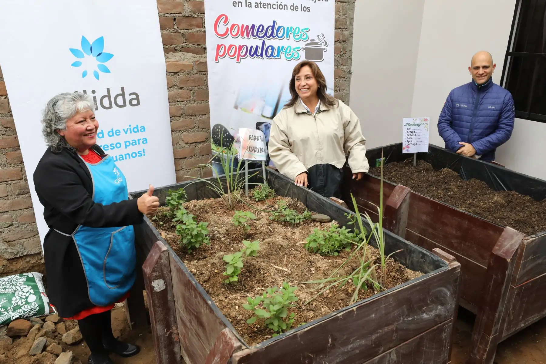 La titular del Ministerio de Desarrollo e Inclusión Social (Midis), Dina Ercilia Boluarte Zegarra, visitó el comedor popular Unión Barrios Altos, en el distrito de Carabayllo, junto a representantes de la empresa Cálidda, a fin de continuar articulando acciones a favor de los comedores populares, con apoyo del sector privado. 
Foto: ANDINA/MIDIS