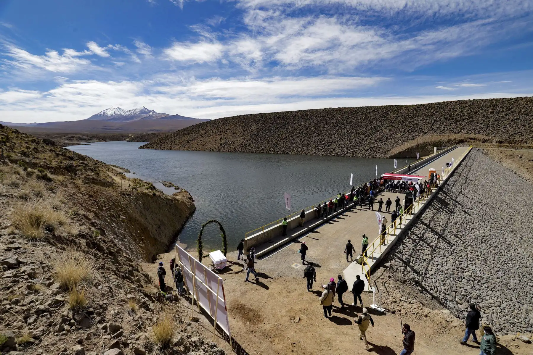 El presidente del Consejo de Ministros, Aníbal Torres, inauguró la represa de Cularjahuira en el distrito de Camilaca (Candarave, Tacna), que beneficiará a 585 usuarios de riego con el adecuado acceso al agua, a fin de abastecer sus demandas agrícolas, sobre todo de octubre a diciembre, meses de déficit hídrico en esta parte del país. Foto: PCM