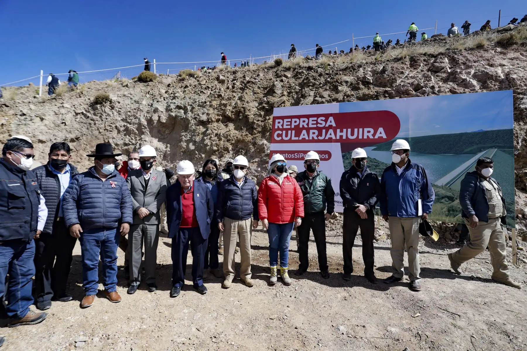 El presidente del Consejo de Ministros, Aníbal Torres, inauguró la represa de Cularjahuira en el distrito de Camilaca (Candarave, Tacna), que beneficiará a 585 usuarios de riego con el adecuado acceso al agua, a fin de abastecer sus demandas agrícolas, sobre todo de octubre a diciembre, meses de déficit hídrico en esta parte del país. Foto: PCM