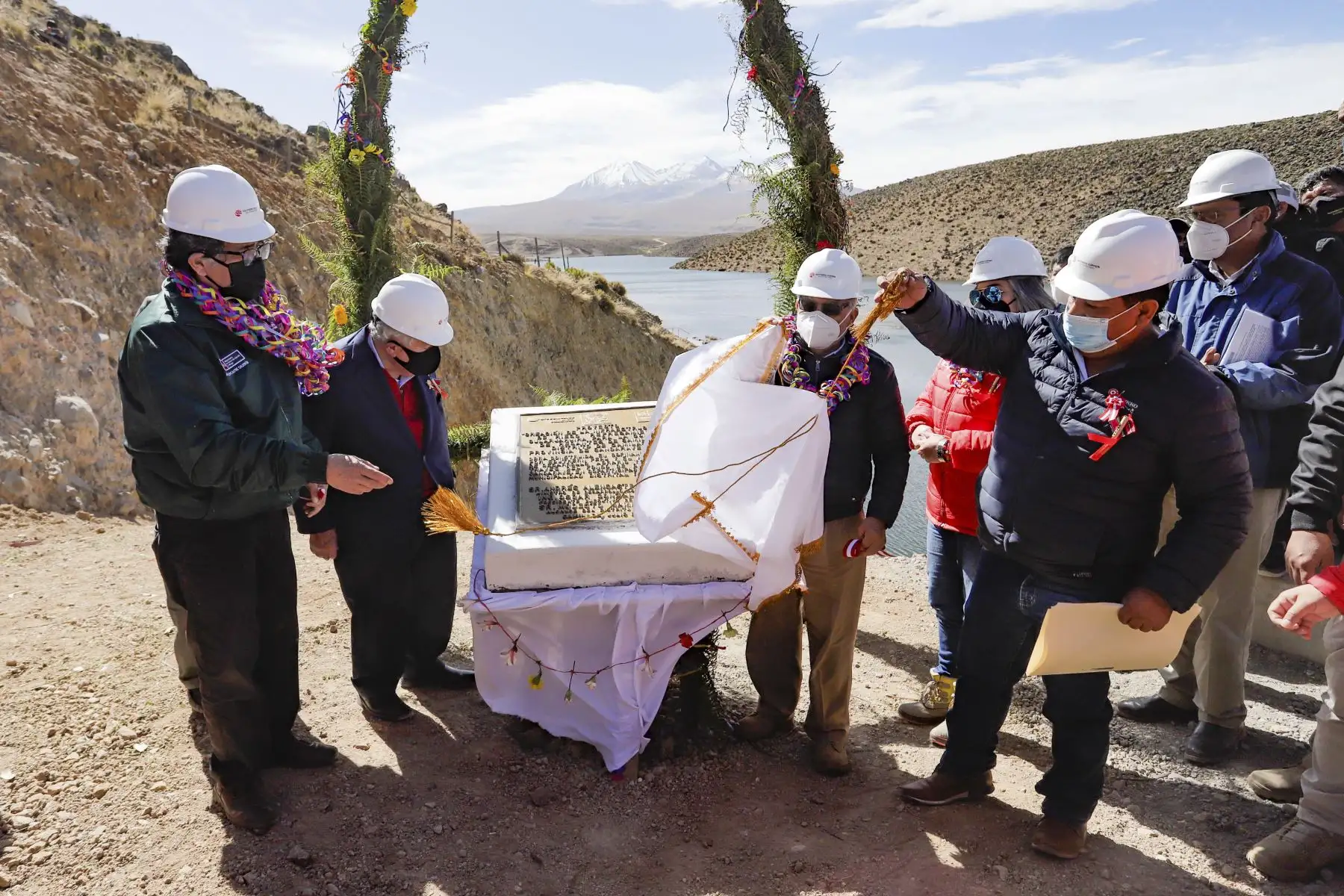 El presidente del Consejo de Ministros, Aníbal Torres, inauguró la represa de Cularjahuira en el distrito de Camilaca (Candarave, Tacna), que beneficiará a 585 usuarios de riego con el adecuado acceso al agua, a fin de abastecer sus demandas agrícolas, sobre todo de octubre a diciembre, meses de déficit hídrico en esta parte del país. Foto: PCM