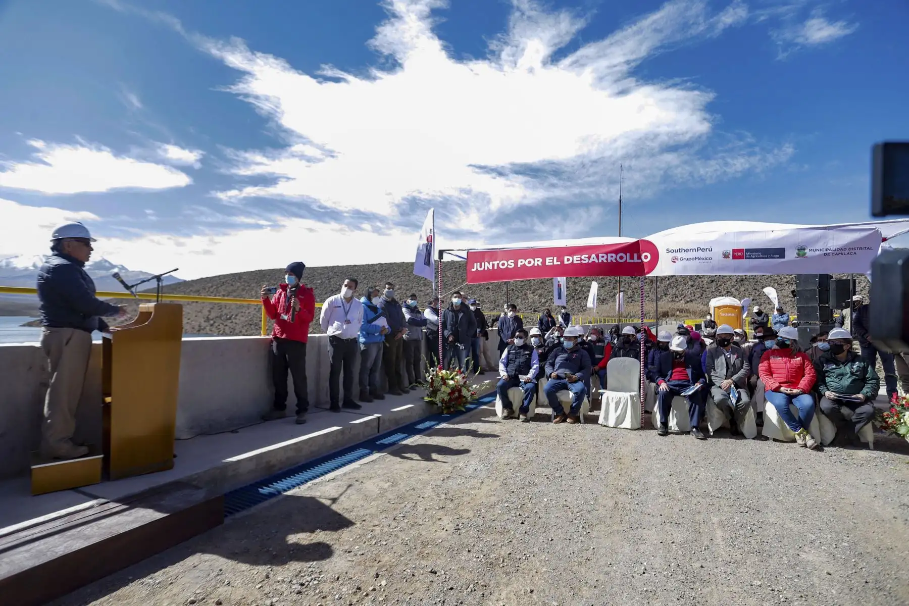 El presidente del Consejo de Ministros, Aníbal Torres, inauguró la represa de Cularjahuira en el distrito de Camilaca (Candarave, Tacna), que beneficiará a 585 usuarios de riego con el adecuado acceso al agua, a fin de abastecer sus demandas agrícolas, sobre todo de octubre a diciembre, meses de déficit hídrico en esta parte del país. Foto: PCM