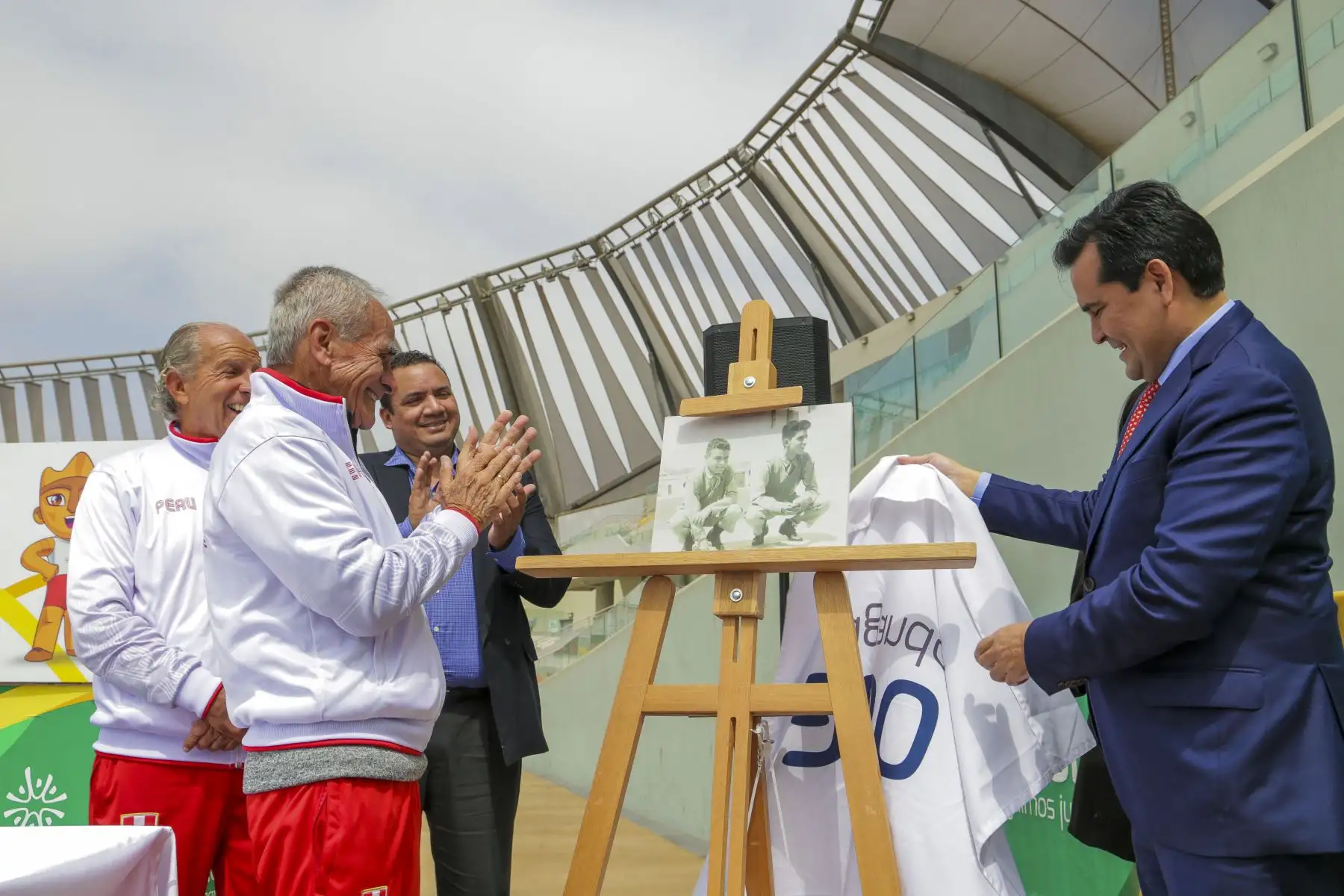 Legado entrega reconocimiento al octogenario Atleta Jaime León por haber obtenido el sub campeonato mundial de Atletismo máster en la categoría de 80 a 84 años. En la ceremonia también participó, Jorge Arriola, y ambos realizaron una exhibición de sus habilidades acompañados de Milco. Foto: Legado