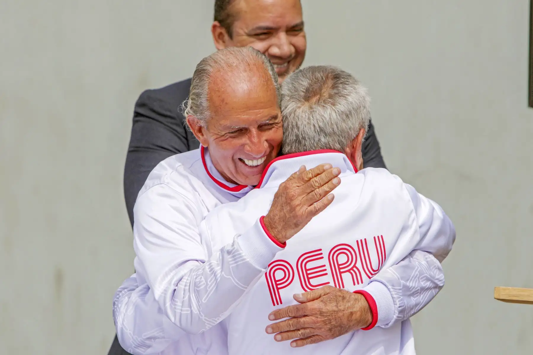 Legado entrega reconocimiento al octogenario Atleta Jaime León por haber obtenido el sub campeonato mundial de Atletismo máster en la categoría de 80 a 84 años. En la ceremonia también participó, Jorge Arriola, y ambos realizaron una exhibición de sus habilidades acompañados de Milco. Foto: Legado