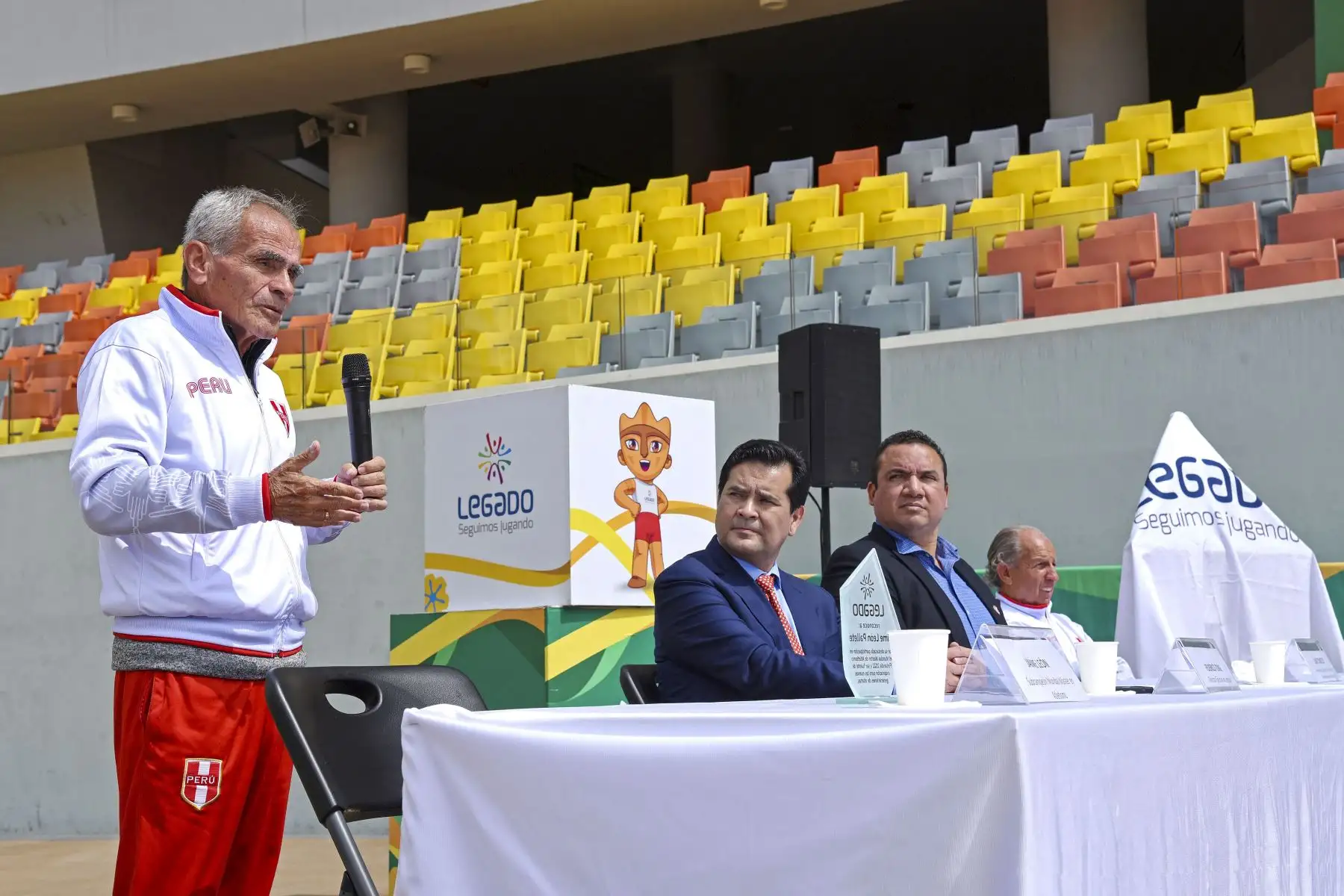Legado entrega reconocimiento al octogenario Atleta Jaime León por haber obtenido el sub campeonato mundial de Atletismo máster en la categoría de 80 a 84 años. En la ceremonia también participó, Jorge Arriola, y ambos realizaron una exhibición de sus habilidades acompañados de Milco. Foto: Legado