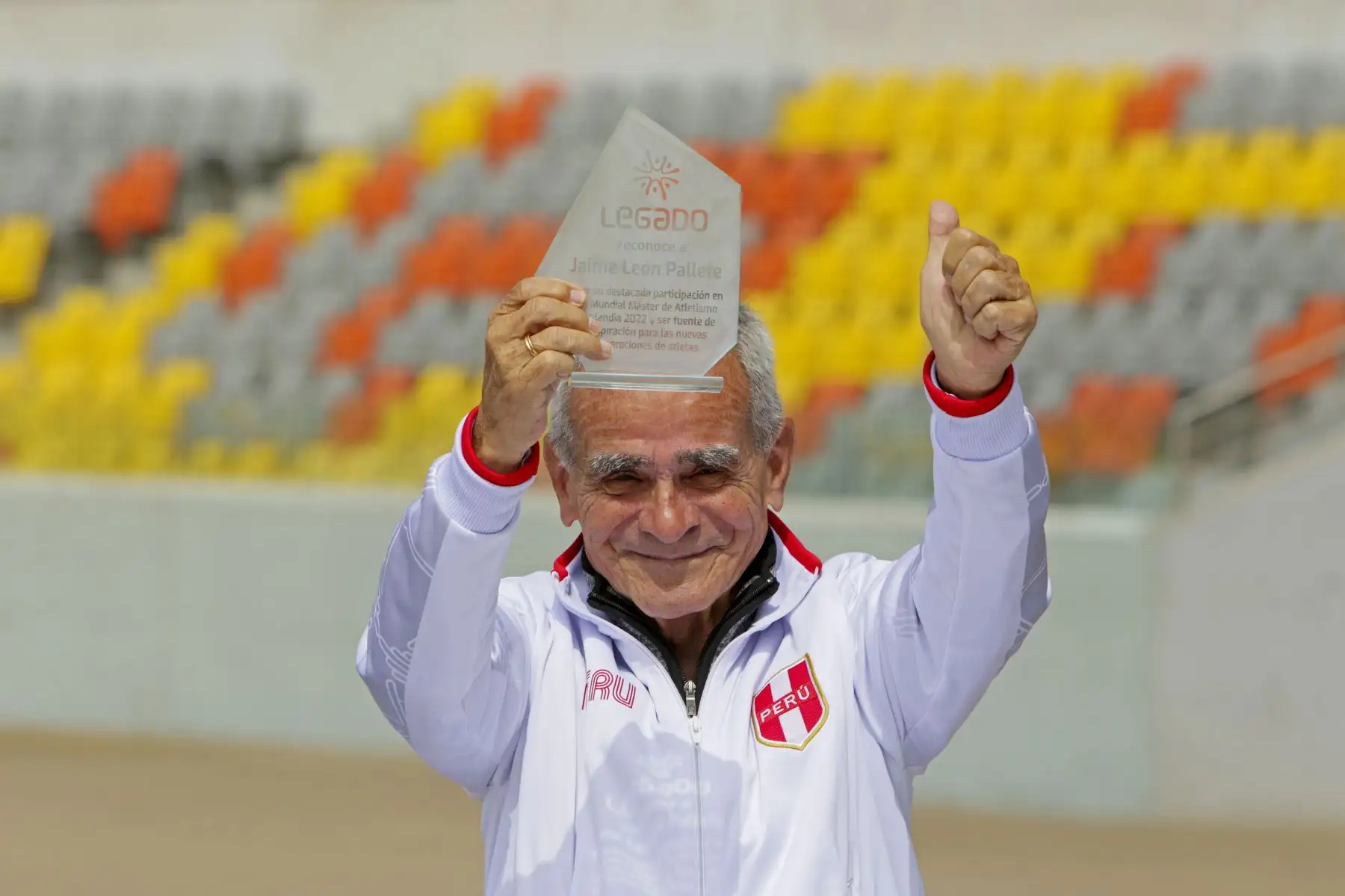 Legado entrega reconocimiento al octogenario Atleta Jaime León por haber obtenido el sub campeonato mundial de Atletismo máster en la categoría de 80 a 84 años. En la ceremonia también participó, Jorge Arriola, y ambos realizaron una exhibición de sus habilidades acompañados de Milco. Foto: Legado