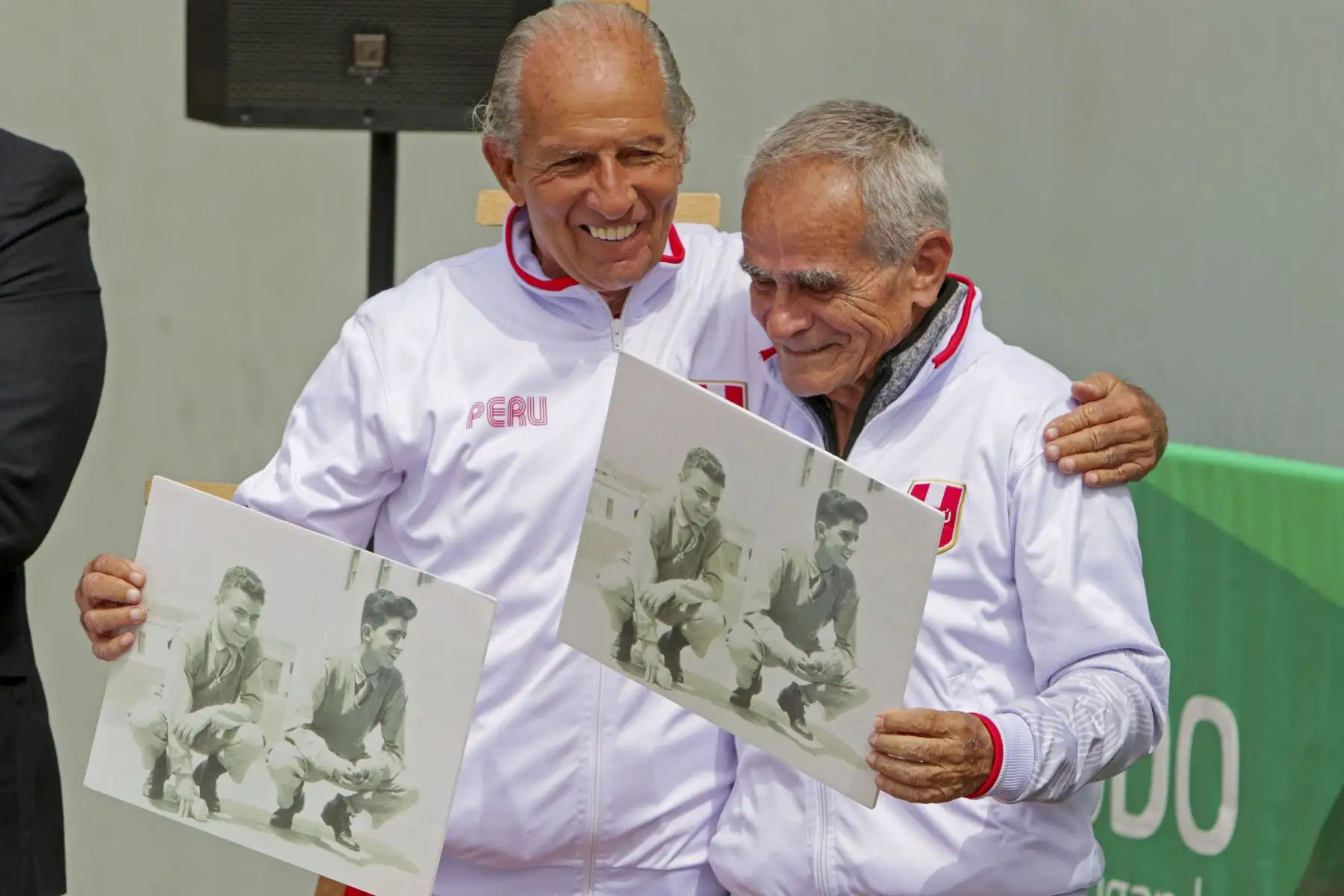 Legado entrega reconocimiento al octogenario Atleta Jaime León por haber obtenido el sub campeonato mundial de Atletismo máster en la categoría de 80 a 84 años. En la ceremonia también participó, Jorge Arriola, y ambos realizaron una exhibición de sus habilidades acompañados de Milco. Foto: Legado