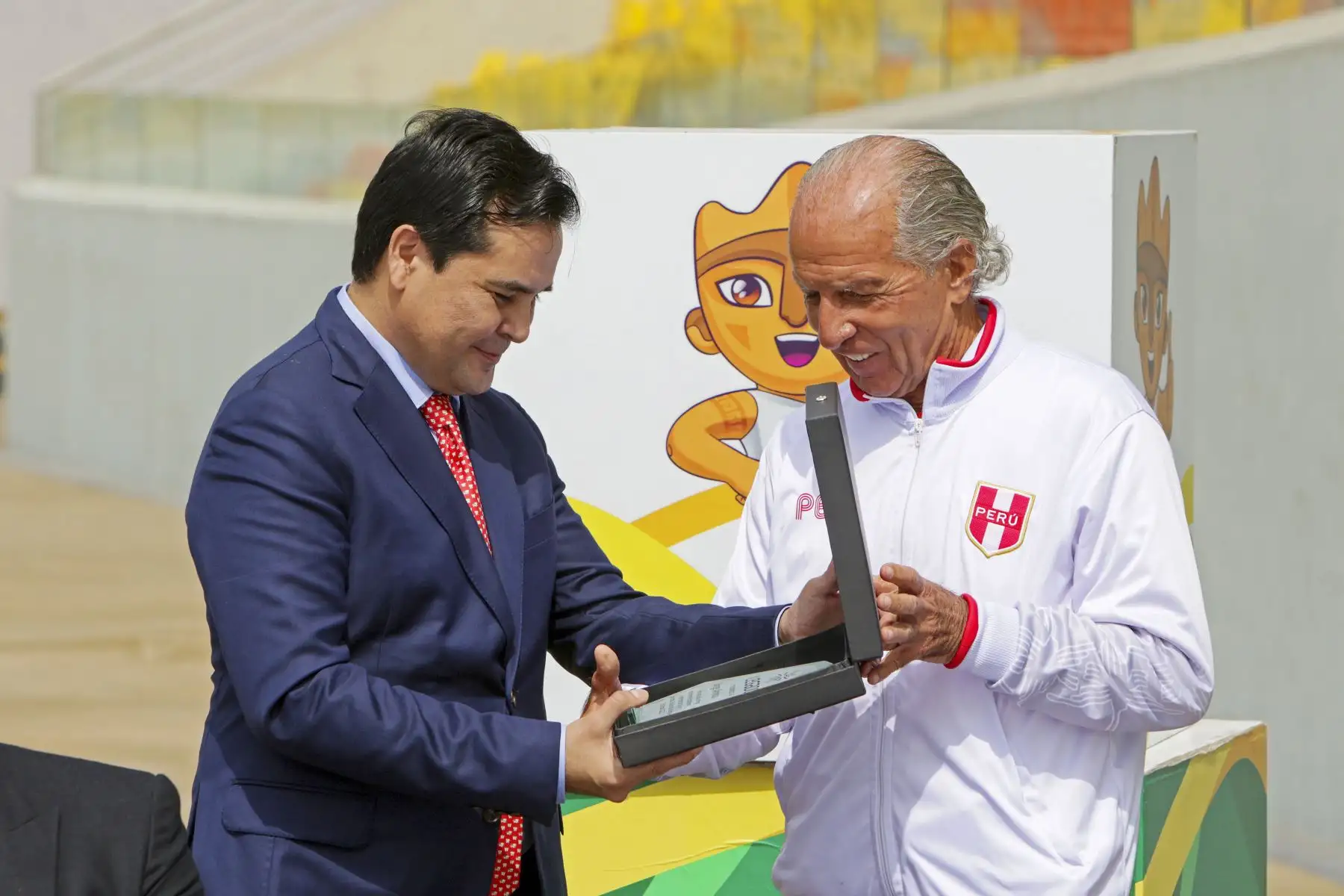 Legado entrega reconocimiento al octogenario Atleta Jaime León por haber obtenido el sub campeonato mundial de Atletismo máster en la categoría de 80 a 84 años. En la ceremonia también participó, Jorge Arriola, y ambos realizaron una exhibición de sus habilidades acompañados de Milco. Foto: Legado