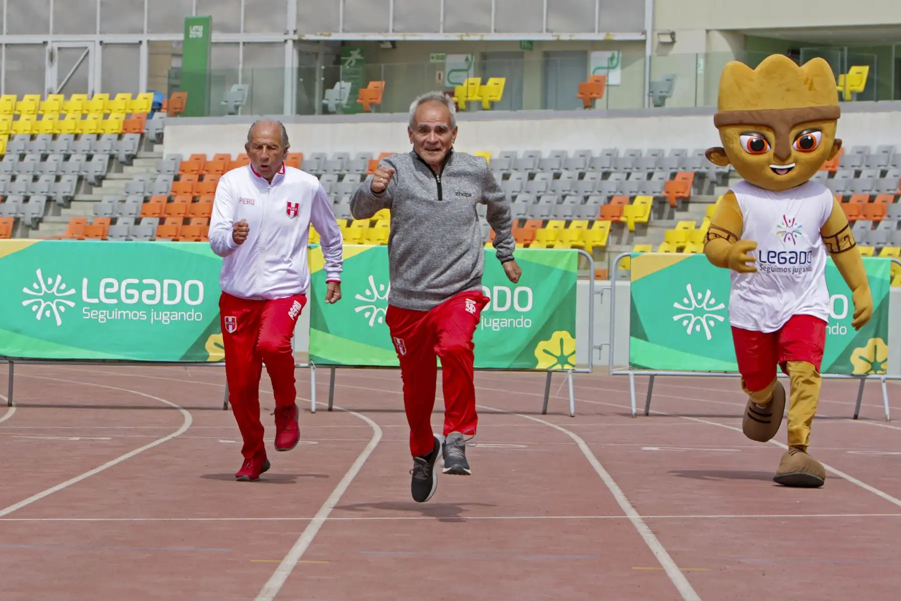 Legado entrega reconocimiento al octogenario Atleta Jaime León por haber obtenido el sub campeonato mundial de Atletismo máster en la categoría de 80 a 84 años. En la ceremonia también participó, Jorge Arriola, y ambos realizaron una exhibición de sus habilidades acompañados de Milco. Foto: Legado