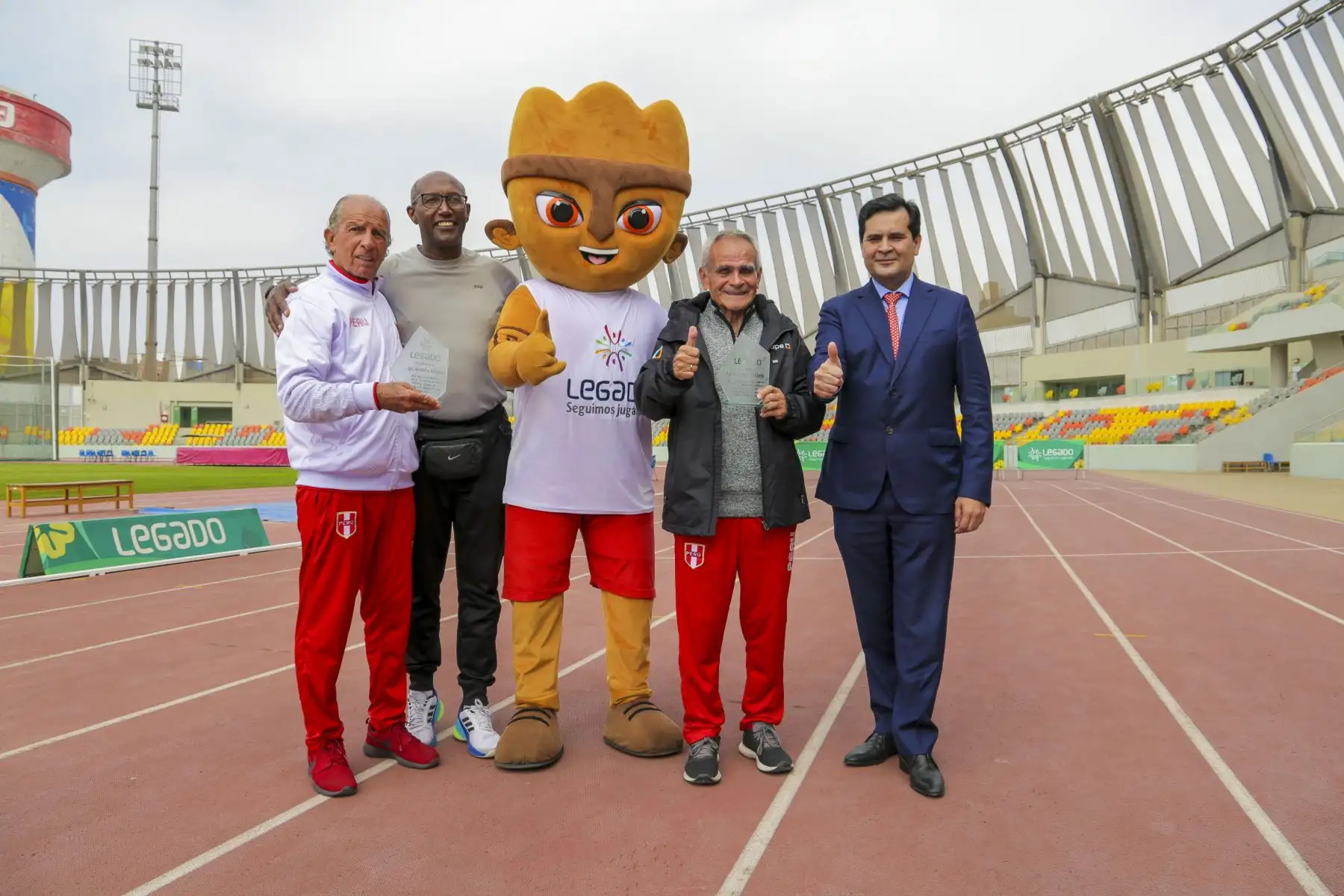 Legado entrega reconocimiento al octogenario Atleta Jaime León por haber obtenido el sub campeonato mundial de Atletismo máster en la categoría de 80 a 84 años. En la ceremonia también participó, Jorge Arriola, y ambos realizaron una exhibición de sus habilidades acompañados de Milco. Foto: Legado