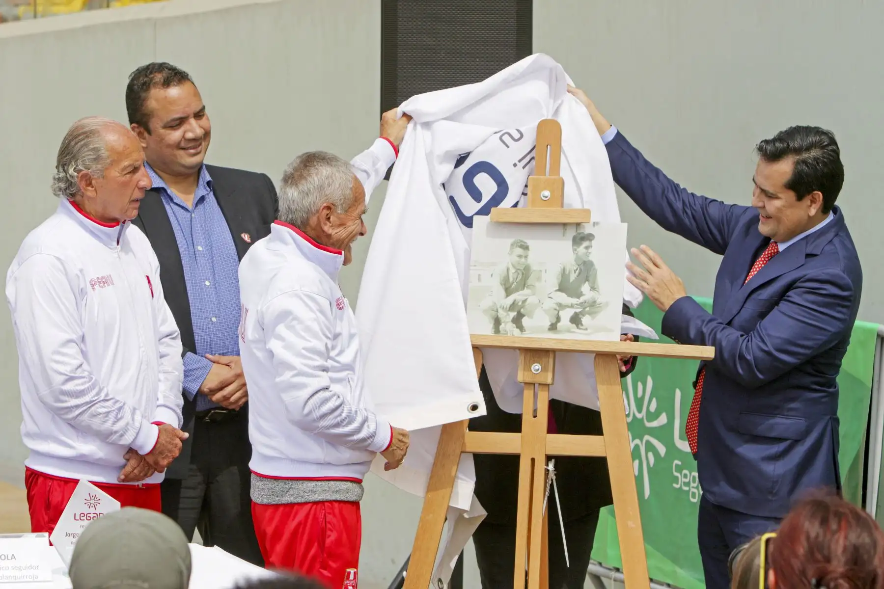 Legado entrega reconocimiento al octogenario Atleta Jaime León por haber obtenido el sub campeonato mundial de Atletismo máster en la categoría de 80 a 84 años. En la ceremonia también participó, Jorge Arriola, y ambos realizaron una exhibición de sus habilidades acompañados de Milco. Foto: Legado