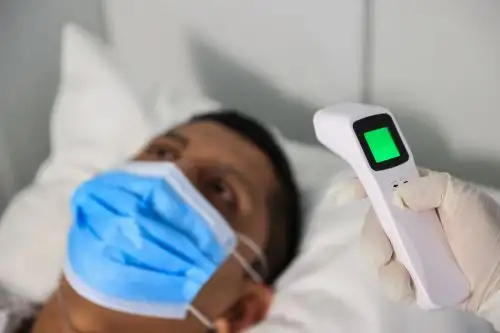 La viruela del mono se transmite por las secreciones de la persona infectada, a través del contacto físico, por compartir objetos contaminados o por la salpicadura involuntaria de la saliva al toser o hablar. ANDINA/ Minsa