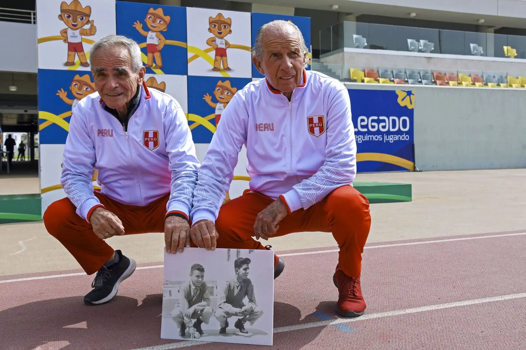 Legado entrega reconocimiento al octogenario Atleta Jaime León por haber obtenido el sub campeonato mundial de Atletismo máster en la categoría de 80 a 84 años. En la ceremonia también participó, Jorge Arriola, y ambos realizaron una exhibición de sus habilidades acompañados de Milco. Foto: Legado