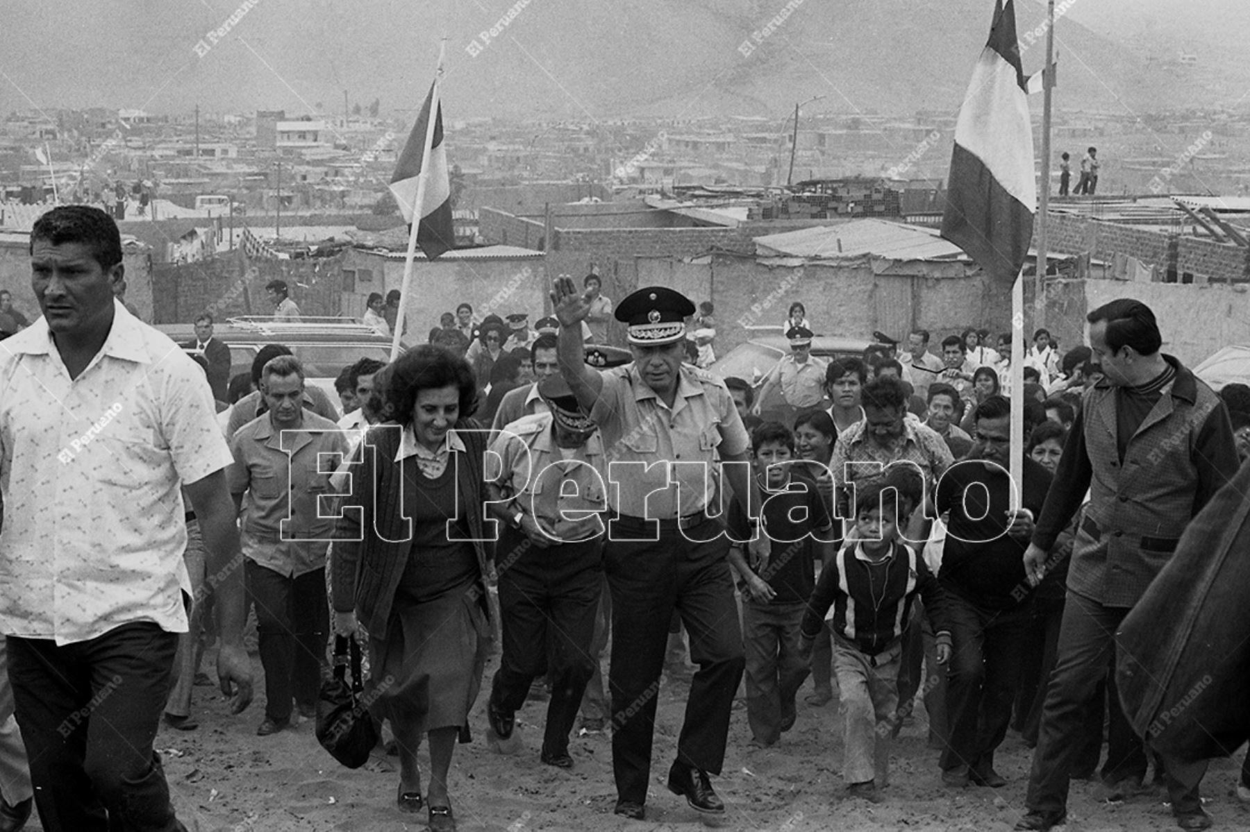 Lima - 16 mayo 1976 / El presidente Francisco Morales Bérmudez participa en el defile y celebraciones por el quinto aniversario del distrito de Villa El Salvador. Foto: Archivo Histórico de El Peruano / Humberto Romaní