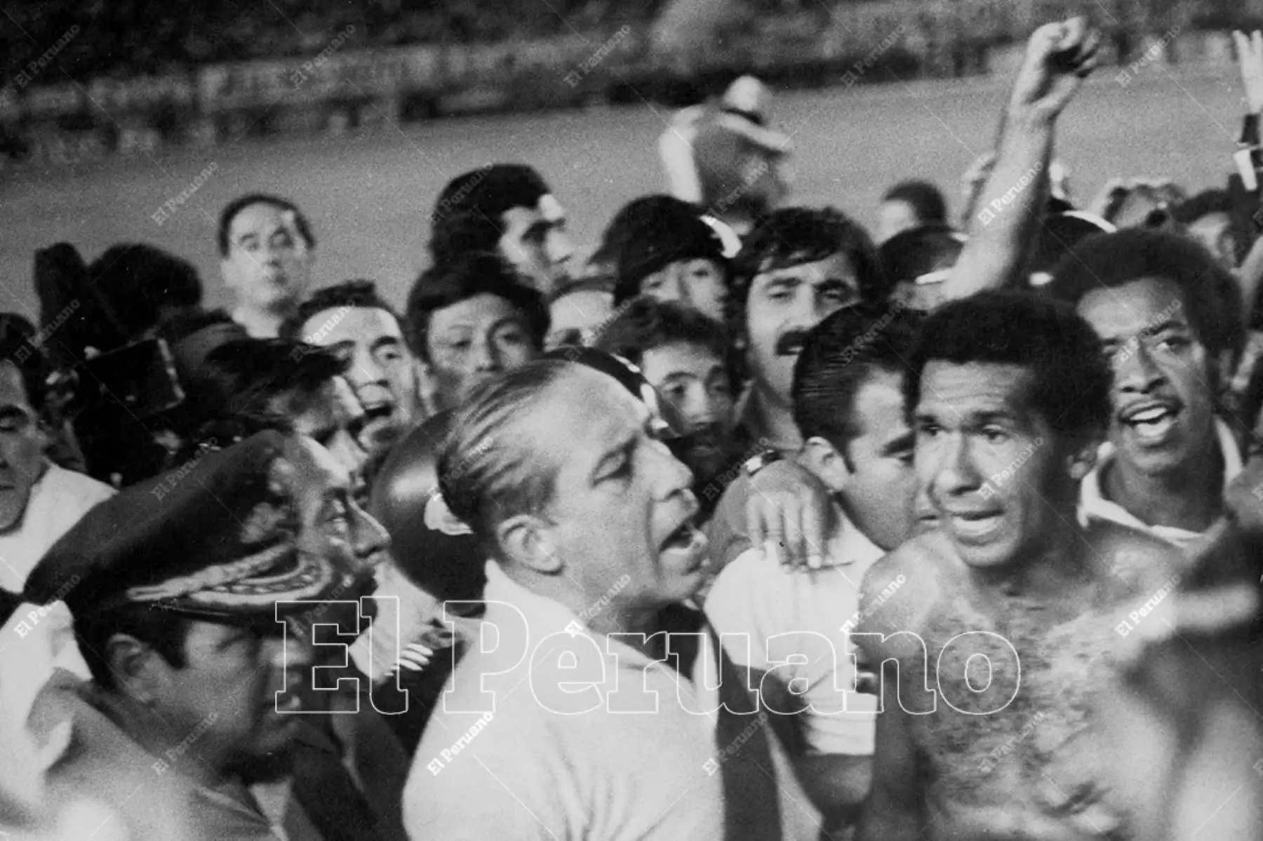 Lima - 26 marzo 1977 / El presidente Francisco Morales Bermúdez, con la camiseta de la selección, canta el Himno Nacional  junto a Julio Meléndez luego del triunfo de Perú sobre Chile que nos clasificó al triangular final de Cali con miras al mundial Argentina 78. Foto: Archivo Histórico de El Peruano