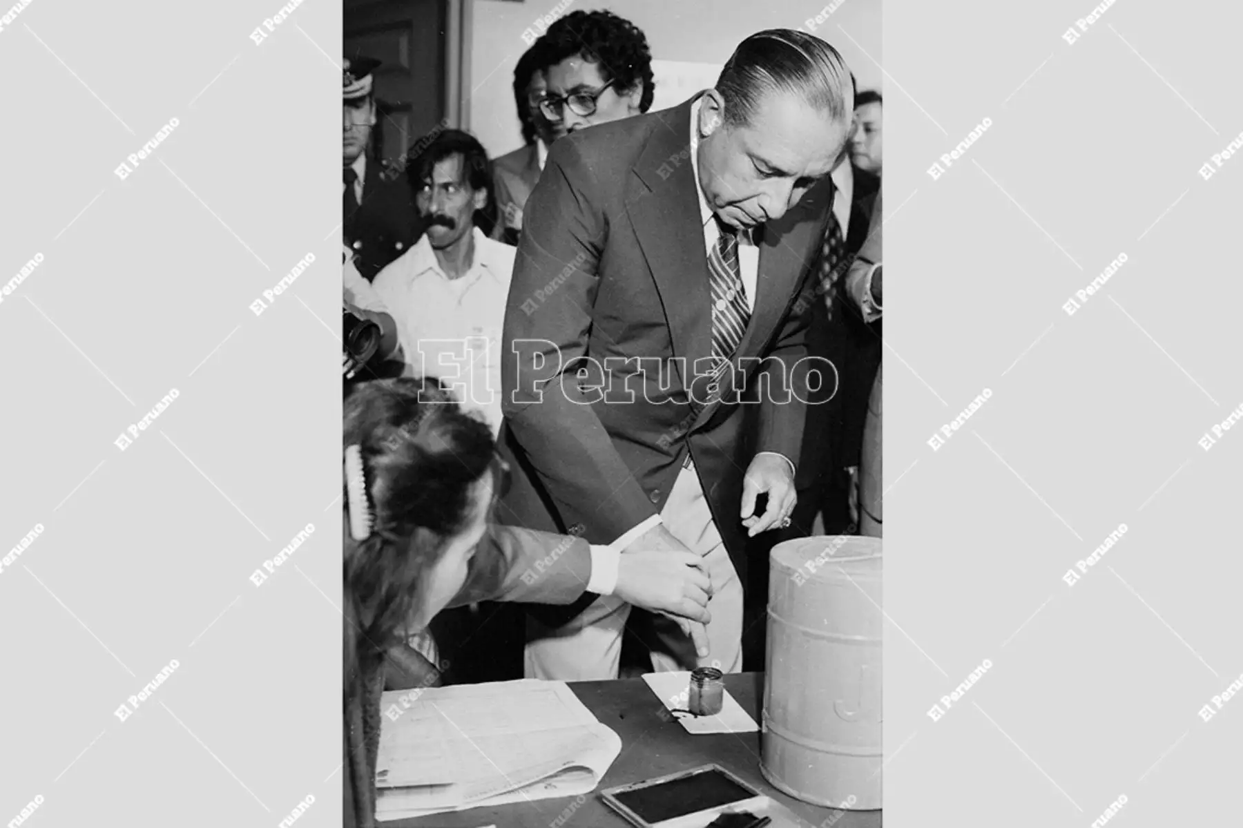 Lima - 18 mayo de 1980  /  El presidente de la República, Francisco Morales Bermúdez, cumple con emitir su voto en la sede del Instituto Nacional de Cultura en las elecciones generales de 1980. Foto: Archivo Histórico de El Peruano / Rolando Ángeles