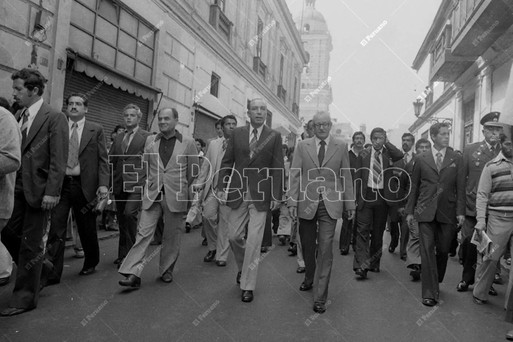 Lima - 18 mayo de 1980  /  El presidente Francisco Morales Bermúdez retorna a pie a Palacio de Gobierno luego de cumplir con emitir su voto en las elecciones generales de 1980. Foto: Archivo Histórico de El Peruano / Rolando Ángeles