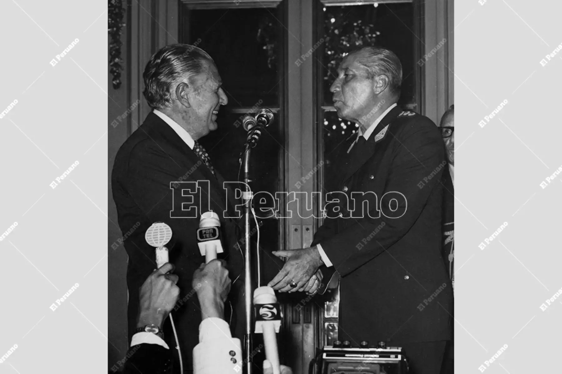 Lima - 23 mayo 1980 / El jefe de Estado Francisco Morales Bermúdez y el presidente electo arquitecto Fernando Belaúnde Terry sostuvieron una primera entrevista en Palacio de Gobierno para tratar aspectos relacionados con la transferencia del poder a la civilidad. Foto: Archivo Histórico de El Peruano
