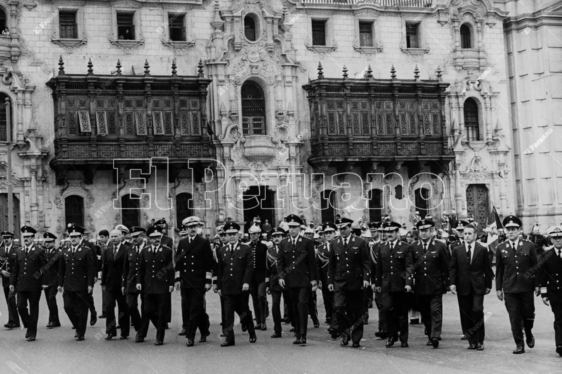 Lima - 28 julio 1976 / El presidente Francisco Morales Bermúdez y su Gabinete Ministerial se dirigen a la Casa de Gobierno tras el solemne Te Deum en la Catedral de Lima. Foto: Archivo Histórico de El Peruano