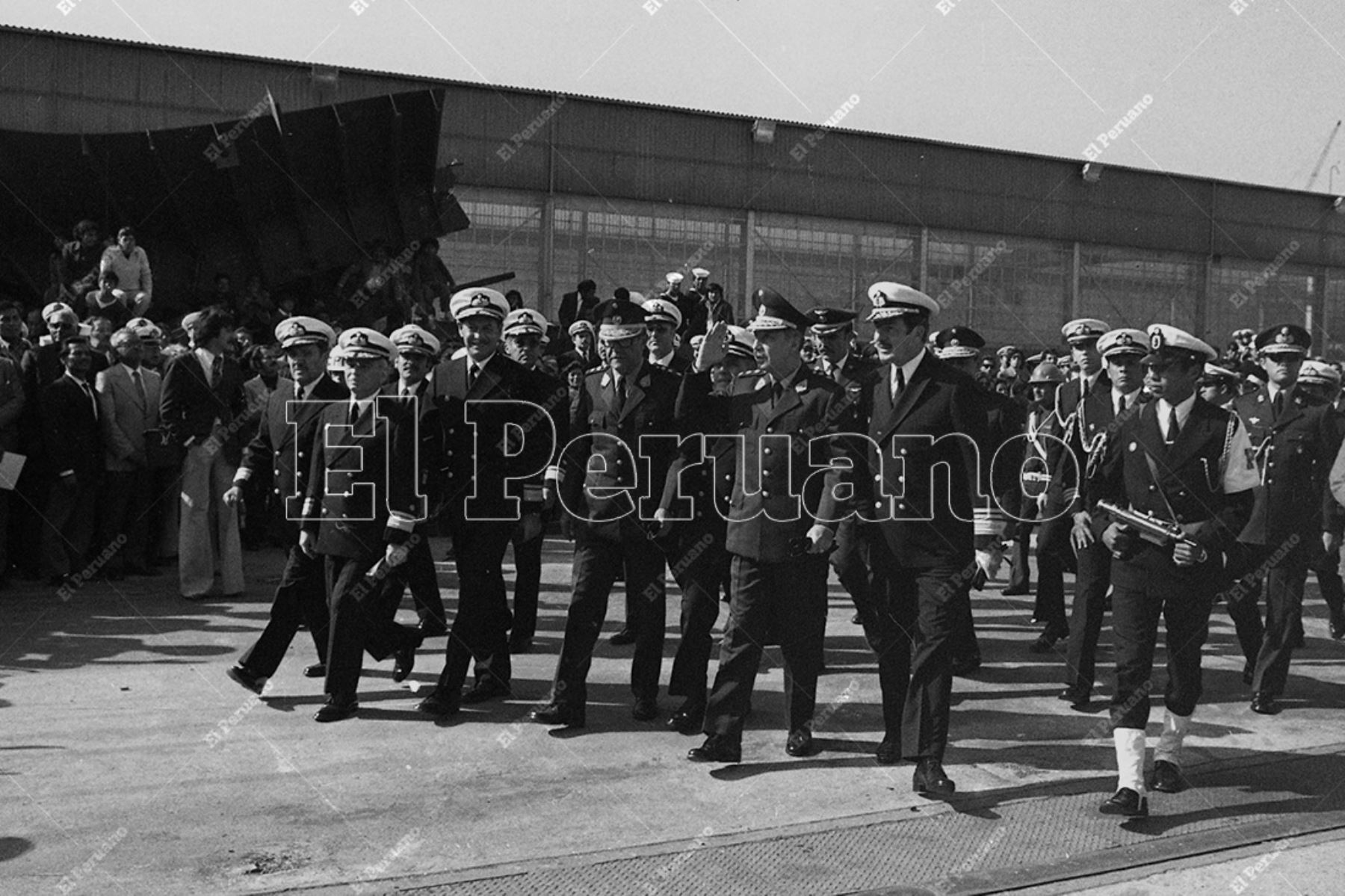 Callao - 17 octubre 1975 / El presidente Francisco Morales Bermúdez en la ceremonia de lanzamiento al mar del Buque Armada Peruana BAP Trompeteros. Foto: Archivo Histórico de El Peruano / Norman Córdova