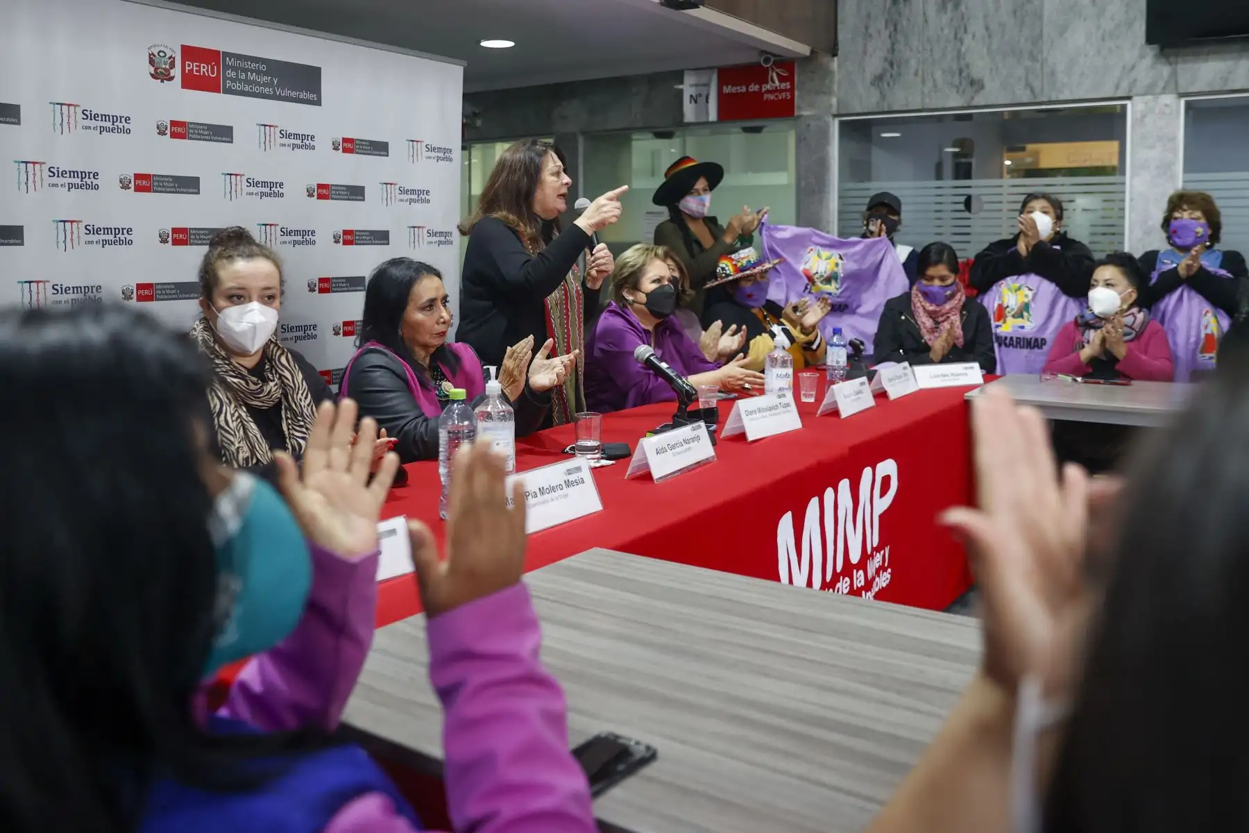 Conferencia de prensa del Ministerio de la Mujer y Poblaciones Vulnerables, liderada por la ministra Diana Miloslavic, junto a exministras, Aída García Naranjo y Rosario Sasieta Morales; Además también participaron autoridades del MIMP, lideresas y representantes de organizaciones de mujeres en rechazo al cambio de nombre propuesto por el Congreso de la República. Foto: ANDINA/Carla Patiño