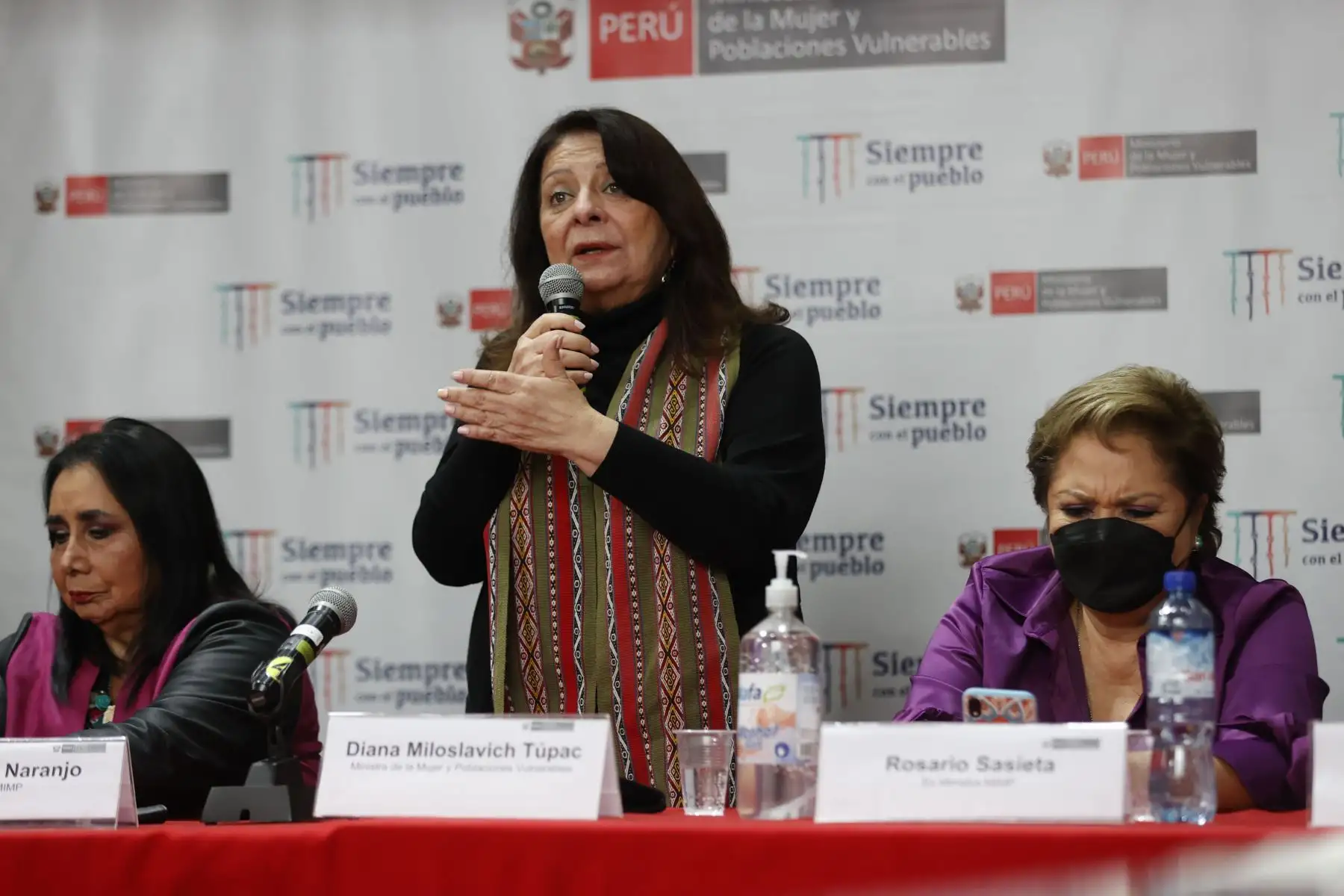 Conferencia de prensa del Ministerio de la Mujer y Poblaciones Vulnerables, liderada por la ministra Diana Miloslavic, junto a exministras, Aída García Naranjo y Rosario Sasieta Morales; Además también participaron autoridades del MIMP, lideresas y representantes de organizaciones de mujeres en rechazo al cambio de nombre propuesto por el Congreso de la República. Foto: ANDINA/Carla Patiño