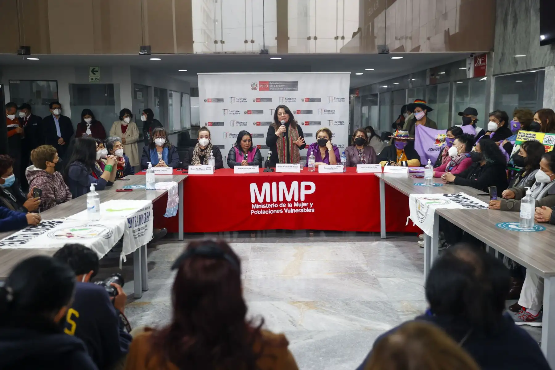 Conferencia de prensa del Ministerio de la Mujer y Poblaciones Vulnerables, liderada por la ministra Diana Miloslavic, junto a exministras, Aída García Naranjo y Rosario Sasieta Morales; Además también participaron autoridades del MIMP, lideresas y representantes de organizaciones de mujeres en rechazo al cambio de nombre propuesto por el Congreso de la República. Foto: ANDINA/Carla Patiño