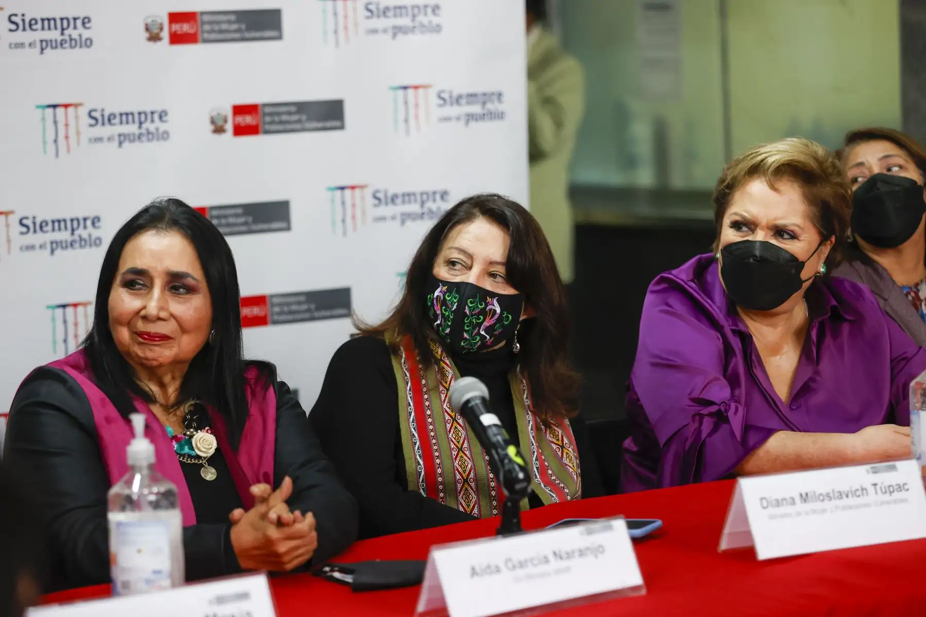Conferencia de prensa del Ministerio de la Mujer y Poblaciones Vulnerables, liderada por la ministra Diana Miloslavic, junto a exministras, Aída García Naranjo y Rosario Sasieta Morales. Foto: ANDINA/Carla Patiño